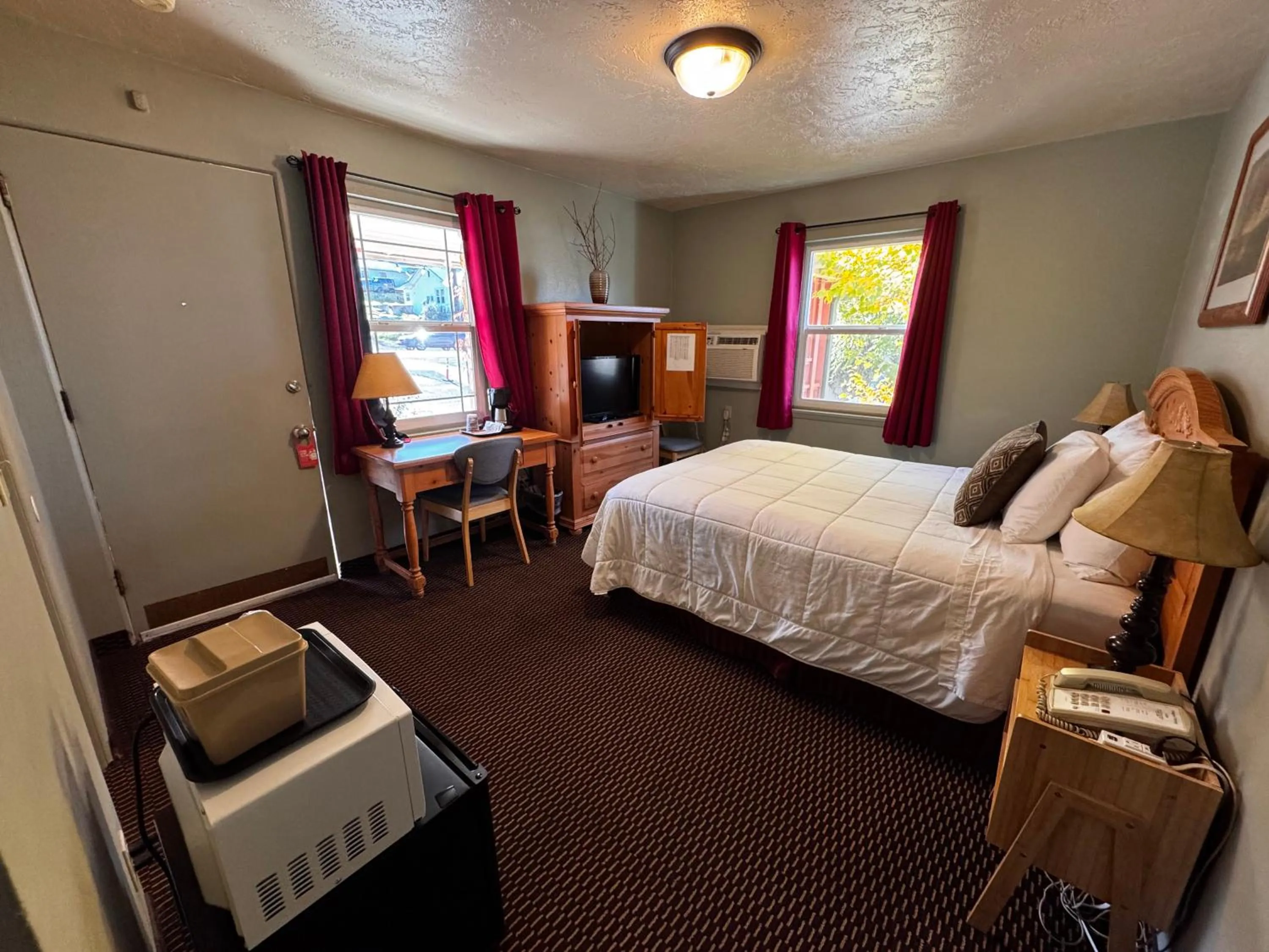 TV and multimedia, Bed in Rugged Country Lodge