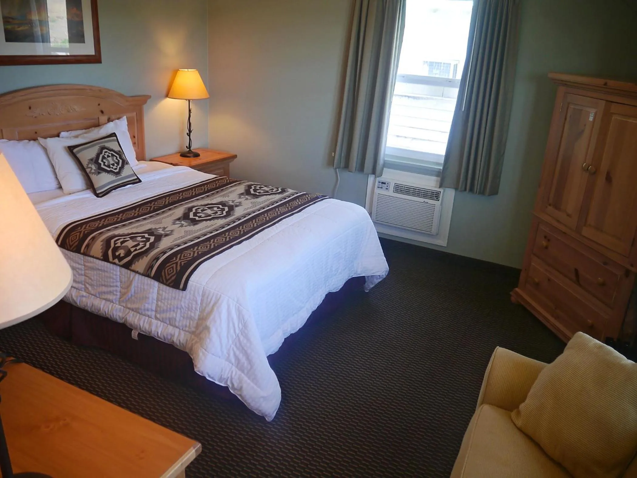 Photo of the whole room, Bed in Rugged Country Lodge