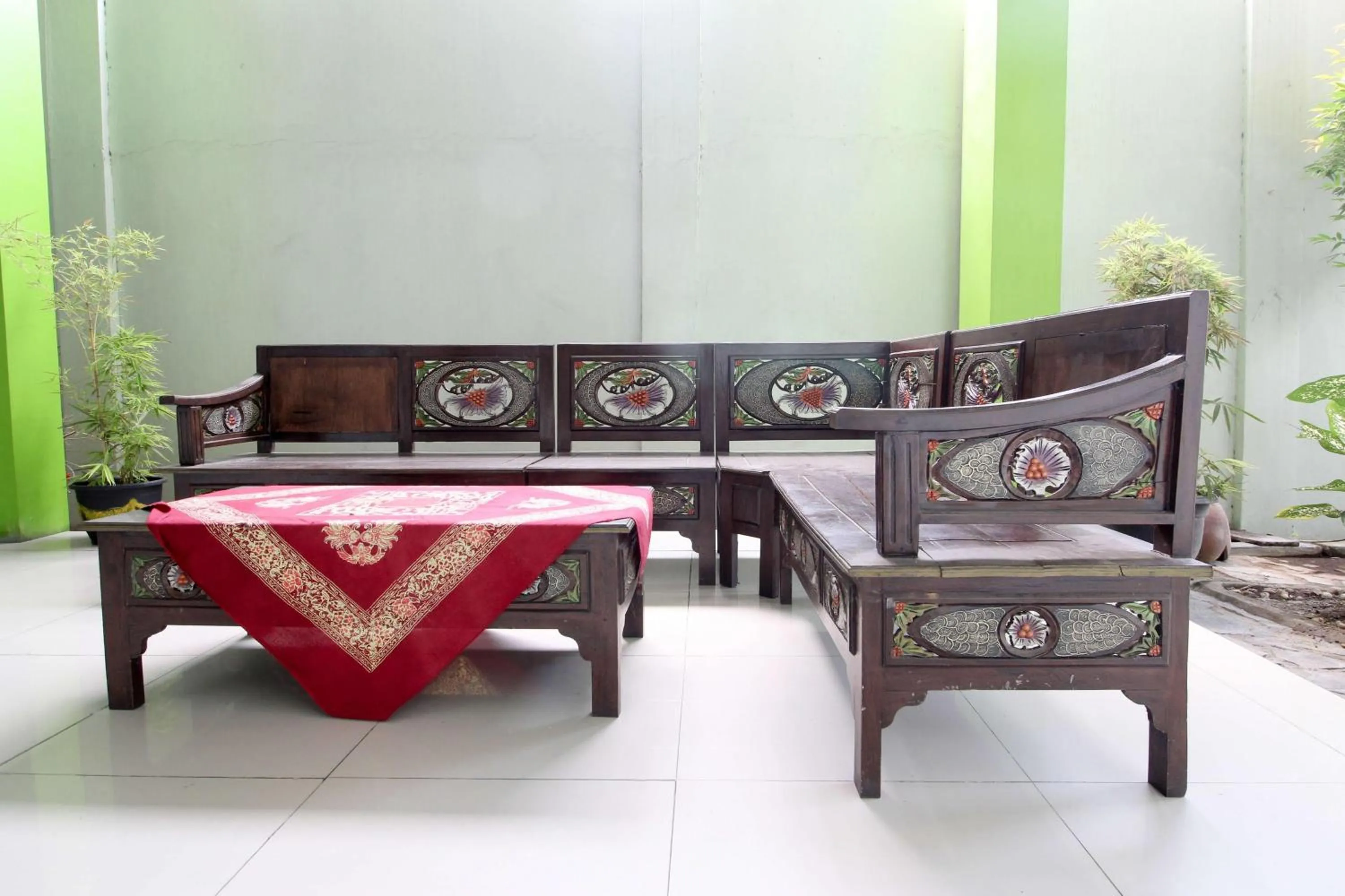 Seating area in RedDoorz Plus @ Timoho