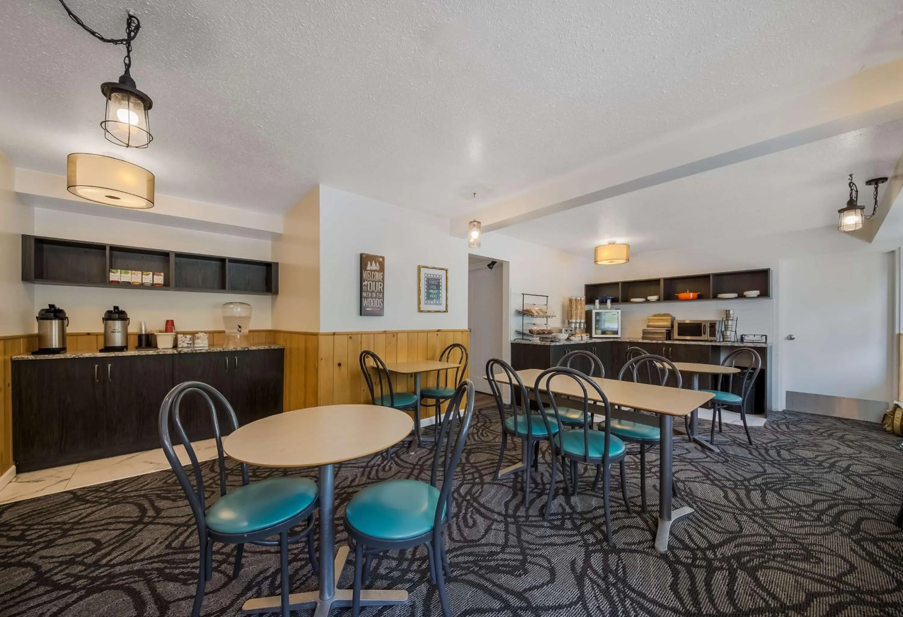 Restaurant/places to eat in SureStay Hotel by Best Western Rossland Red Mountain