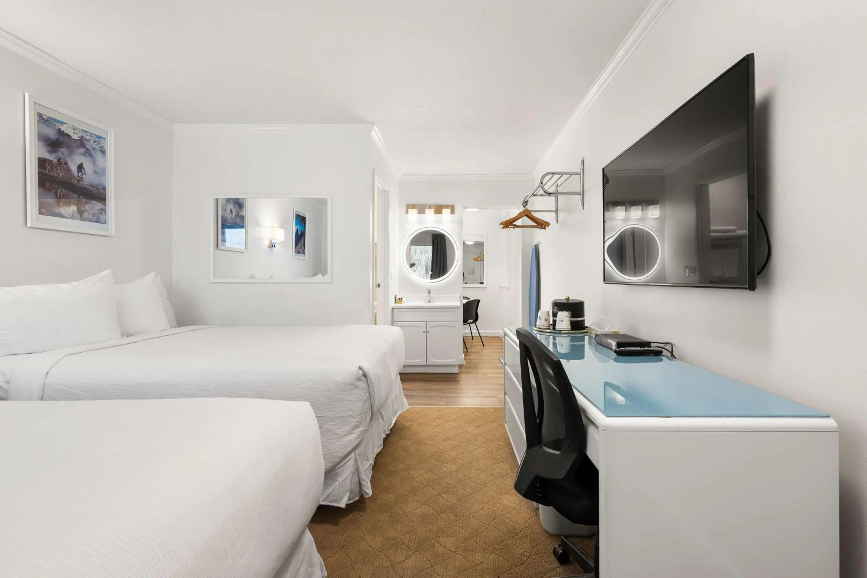 Photo of the whole room, Bed in SureStay Hotel by Best Western Rossland Red Mountain