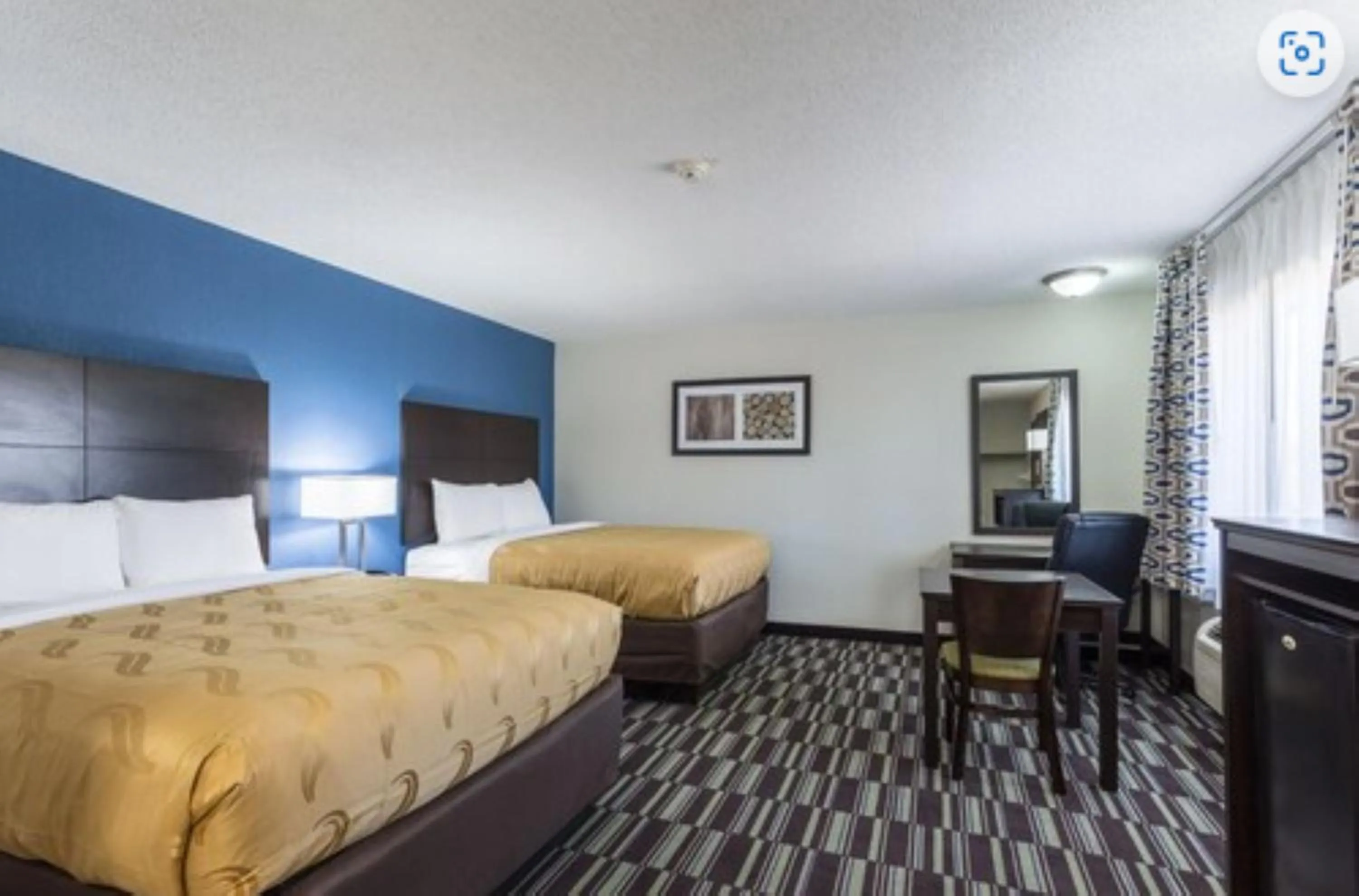 Bed in Quality Inn Farmington