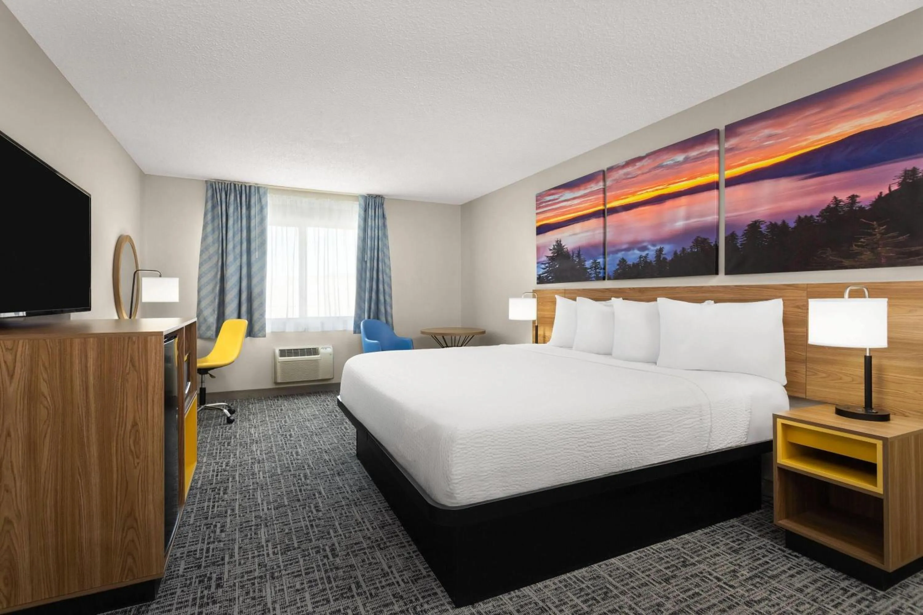 Photo of the whole room, Bed in Days Inn by Wyndham Rawlins