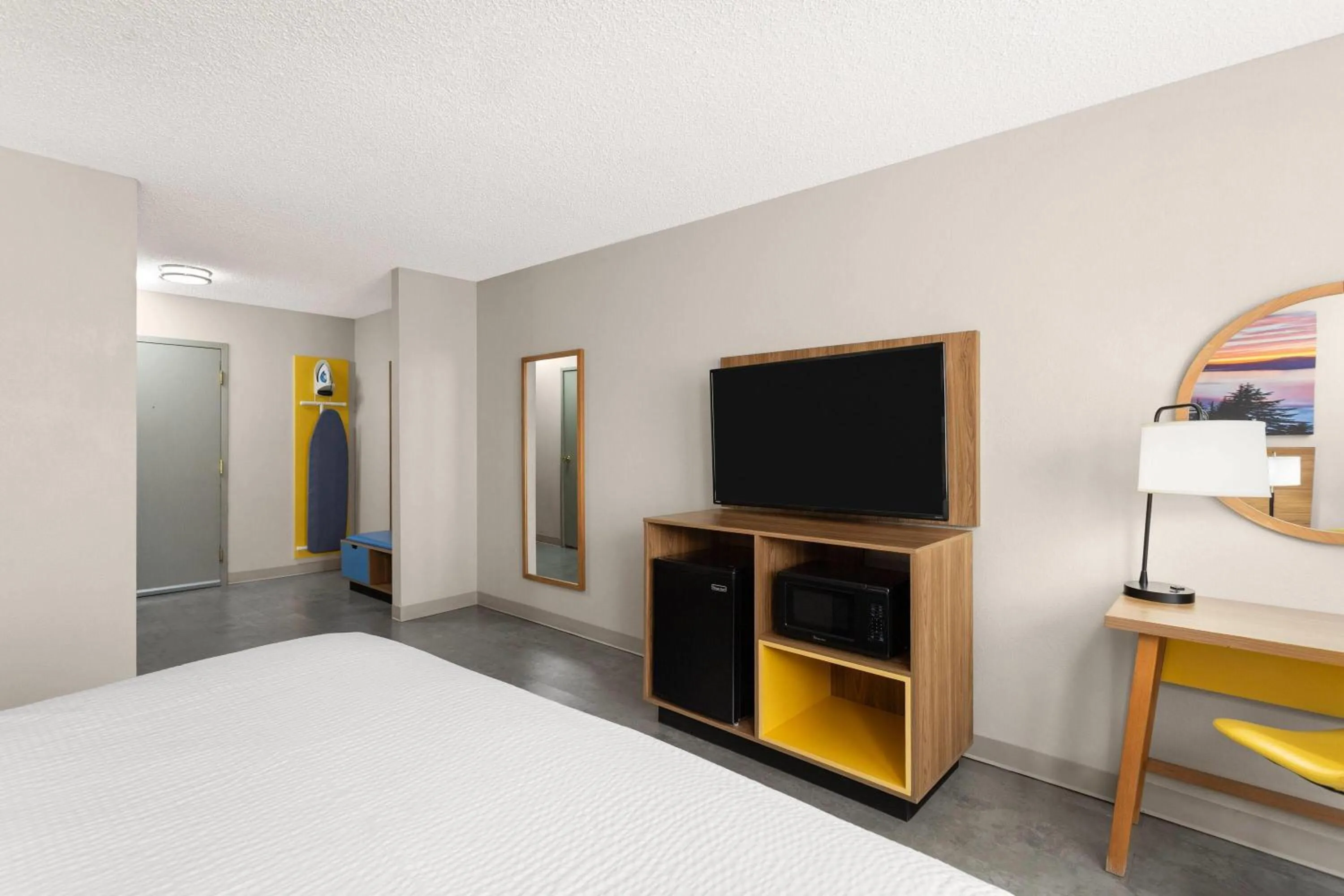 Photo of the whole room, Bed in Days Inn by Wyndham Rawlins