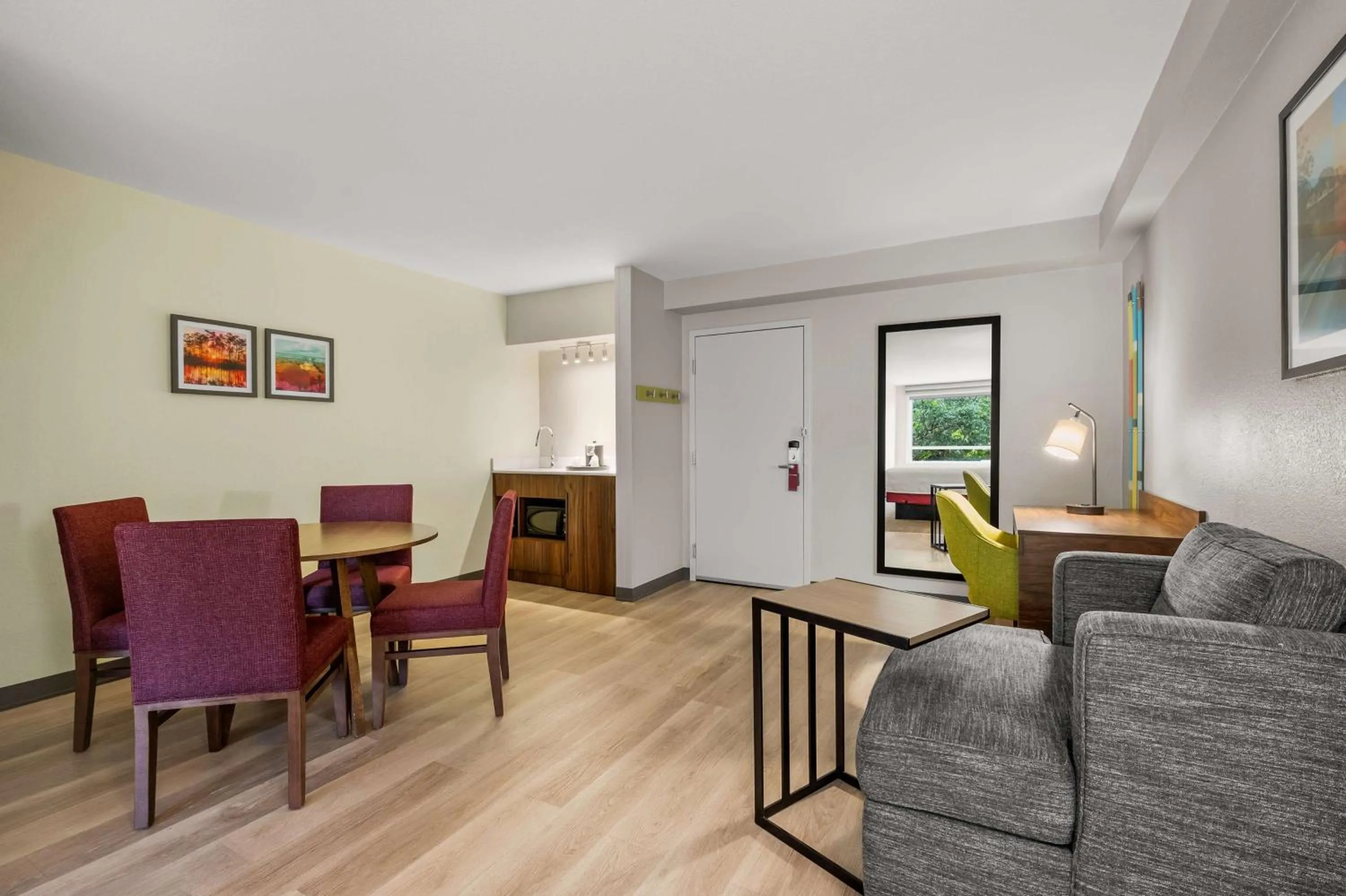 Living room in Hampton Inn Weston Fort Lauderdale