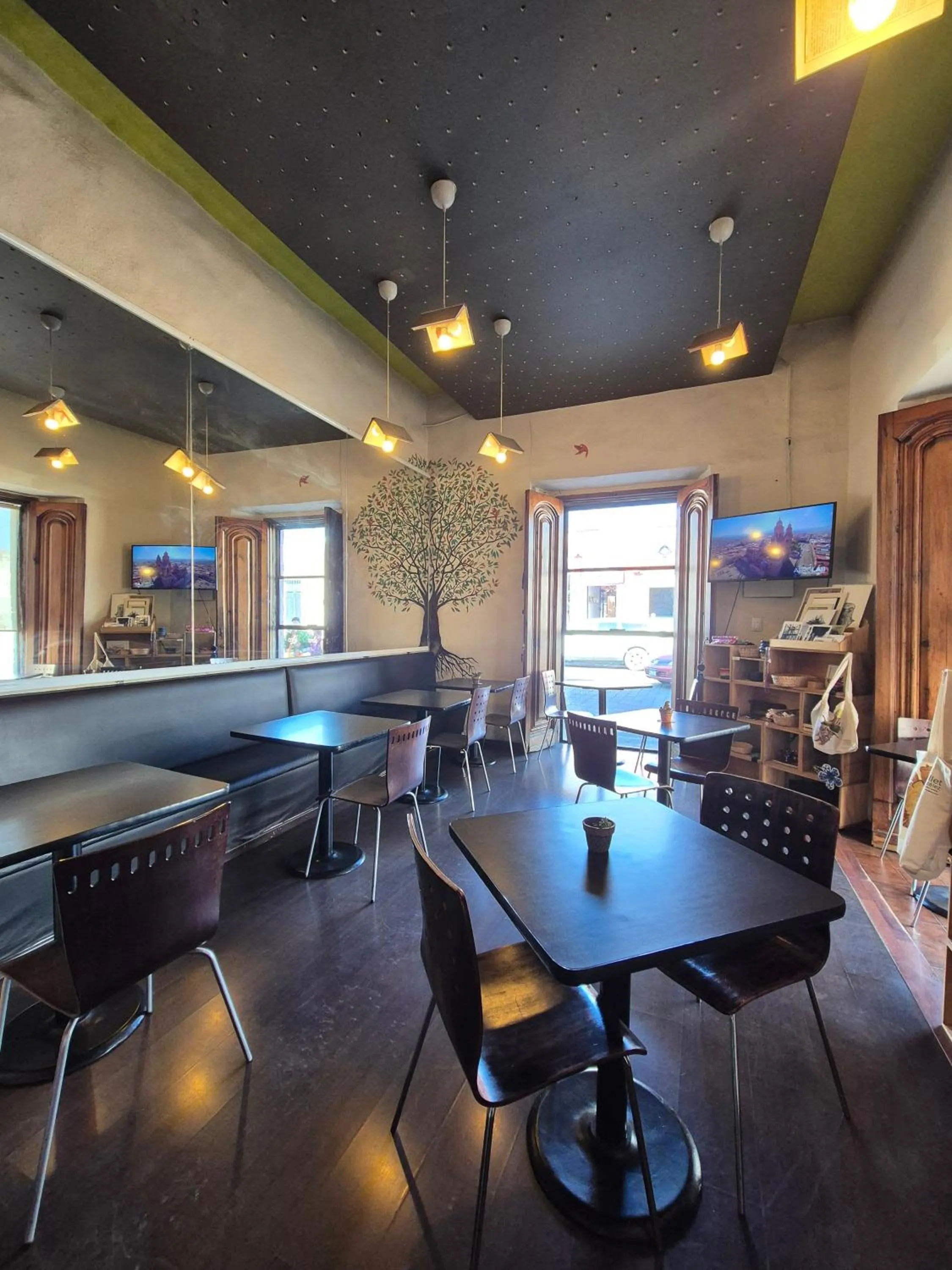 Restaurant/places to eat in Pórtico Hotel & Galería