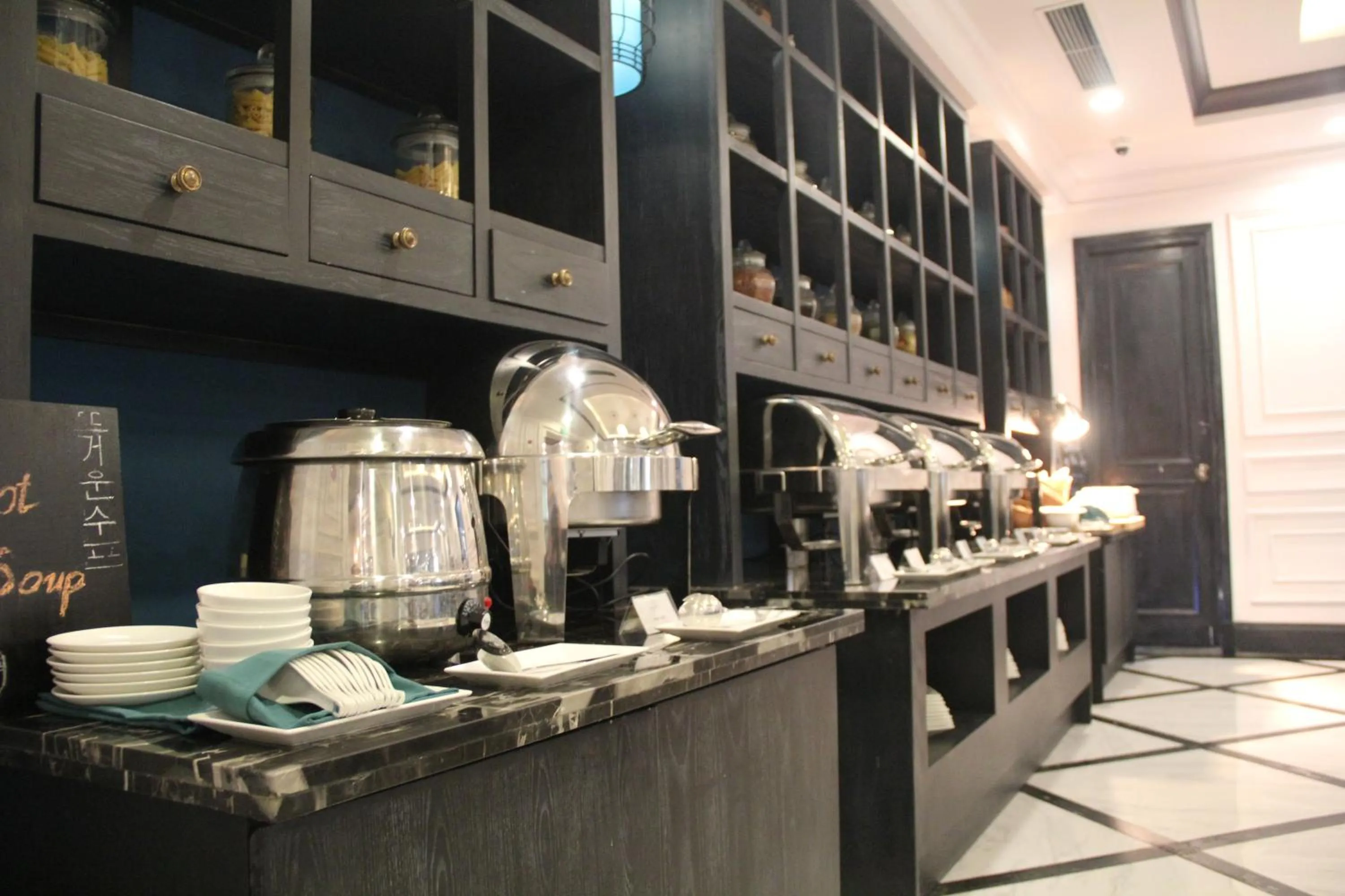 Restaurant/places to eat in Manoir Des Arts Hotel