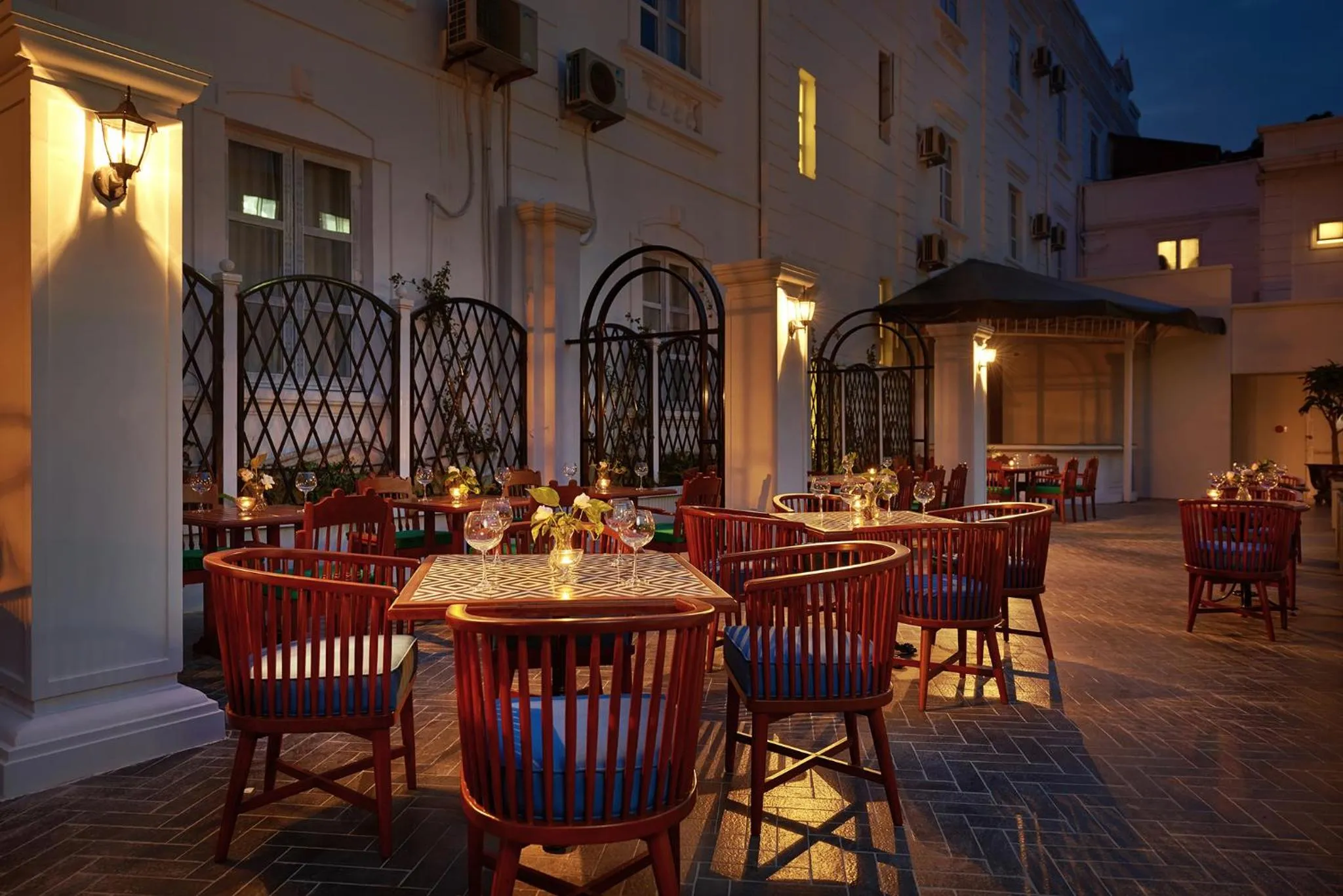 Restaurant/places to eat in Manoir Des Arts Hotel