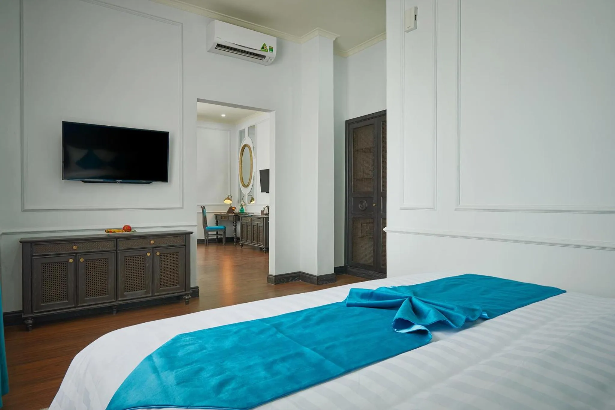 Bedroom, Bed in Manoir Des Arts Hotel