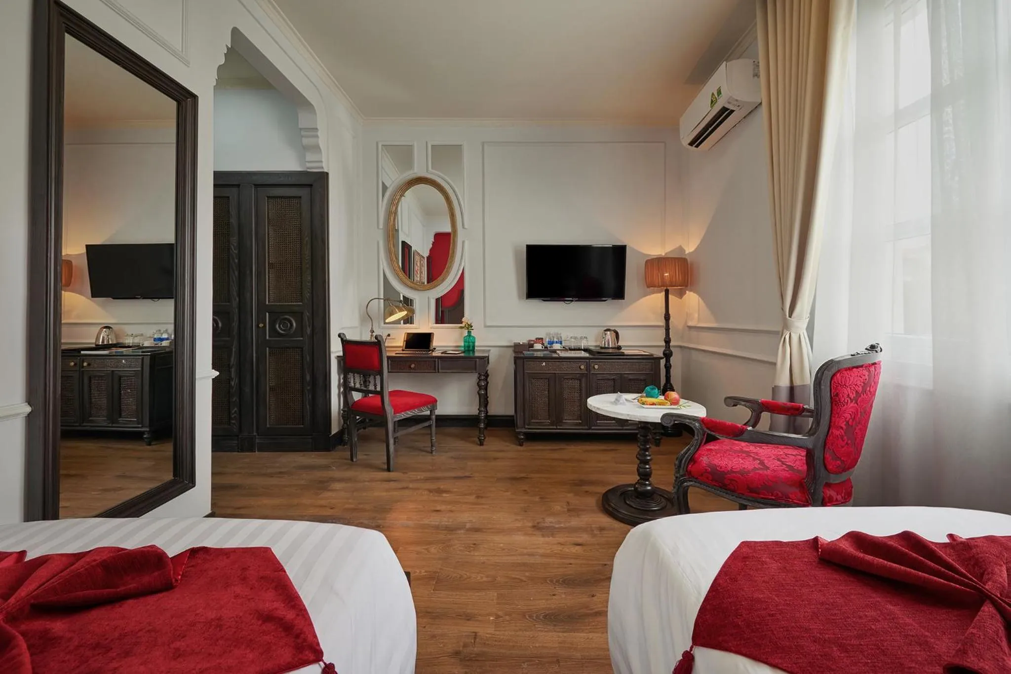 Photo of the whole room, Bed in Manoir Des Arts Hotel