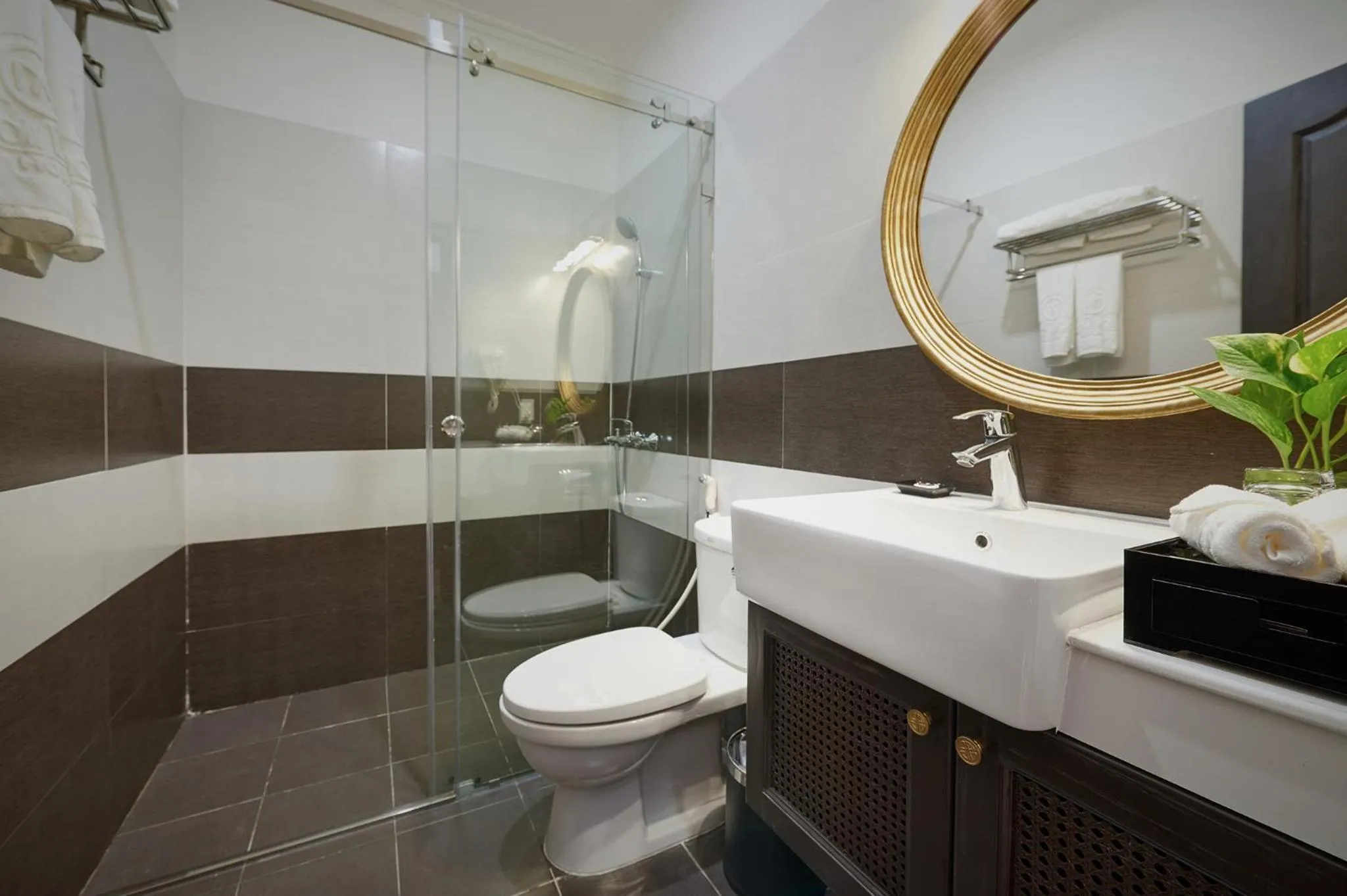 Toilet in Manoir Des Arts Hotel