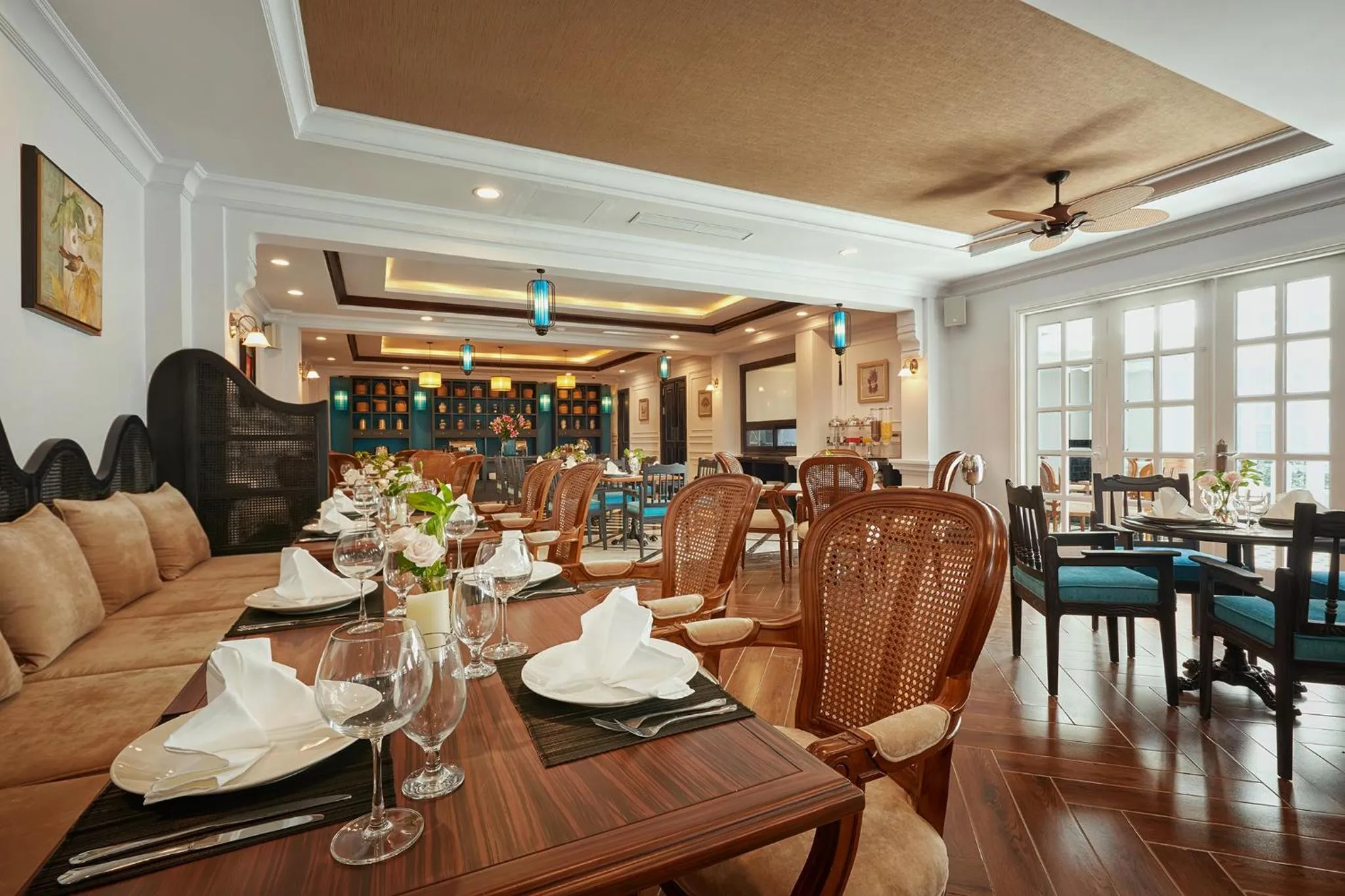 Restaurant/places to eat in Manoir Des Arts Hotel