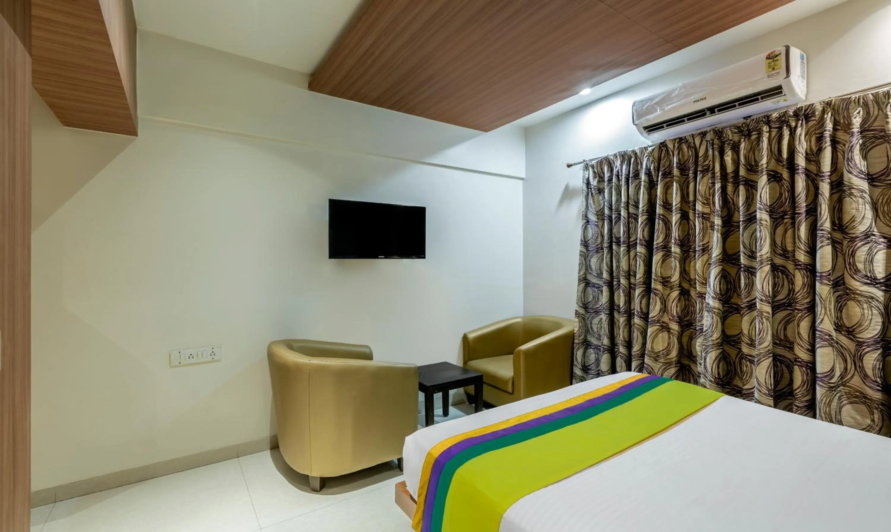 Bedroom, Bed in Itsy Hotels Hiland Suites