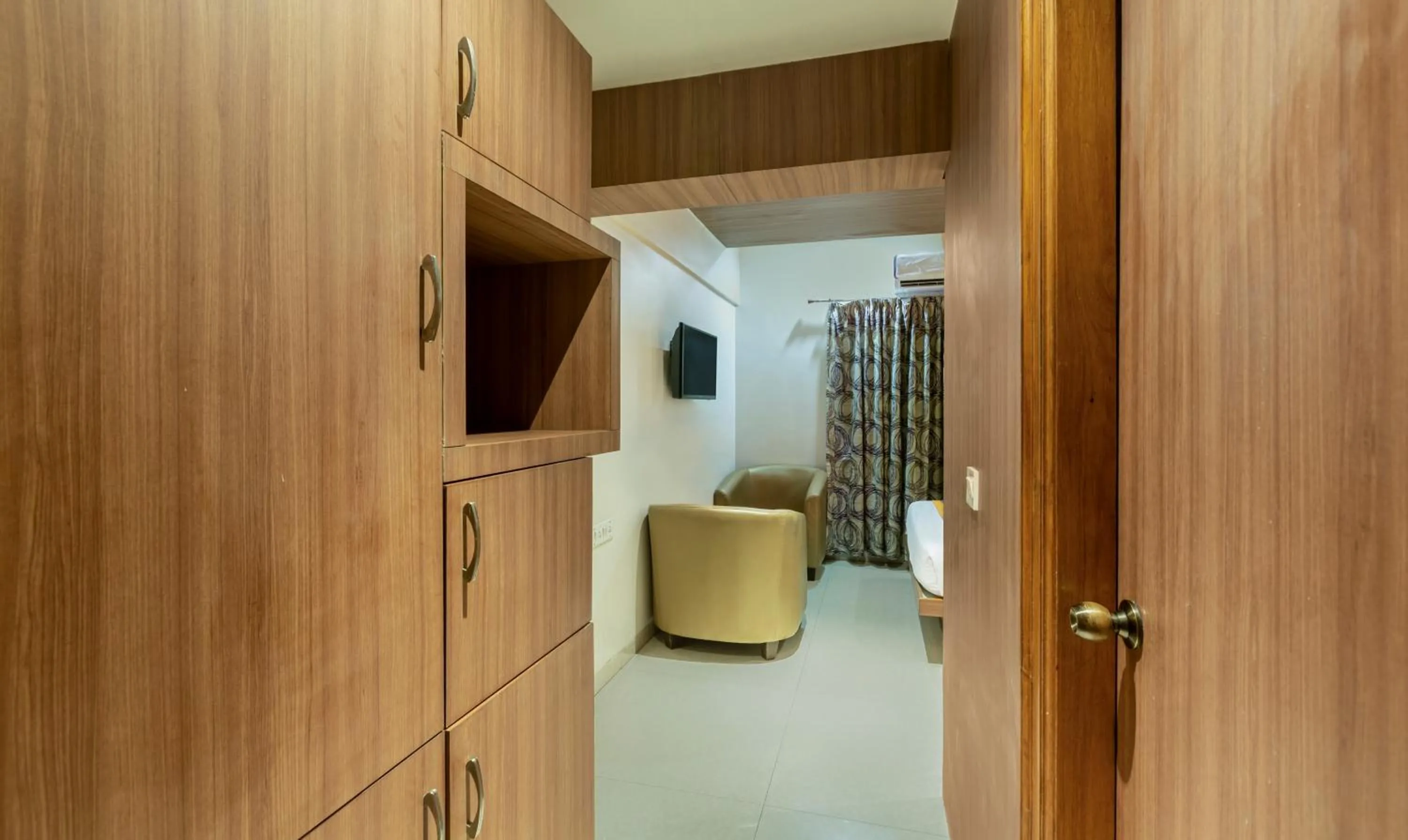 Seating area in Itsy Hotels Hiland Suites