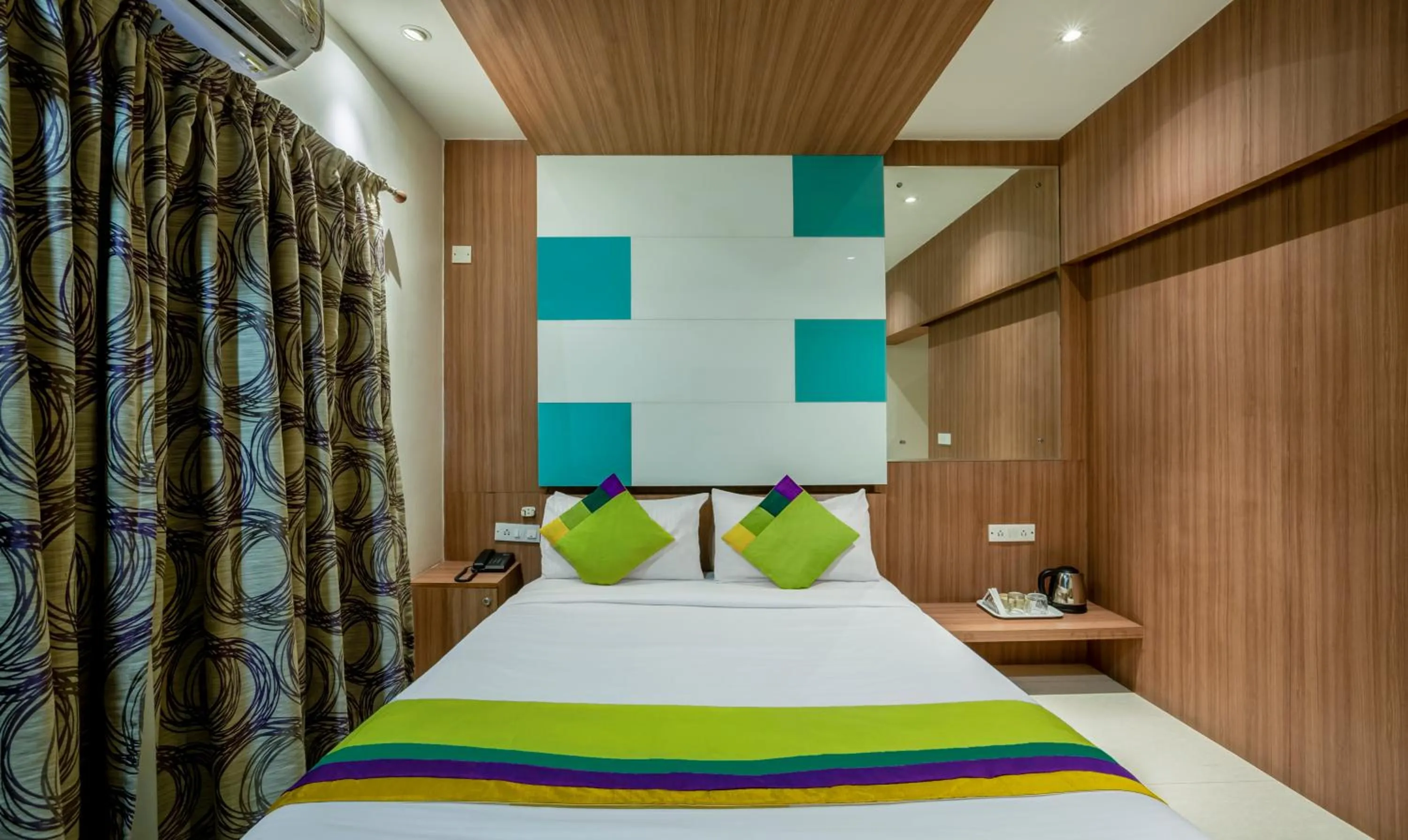 Bedroom, Bed in Itsy Hotels Hiland Suites