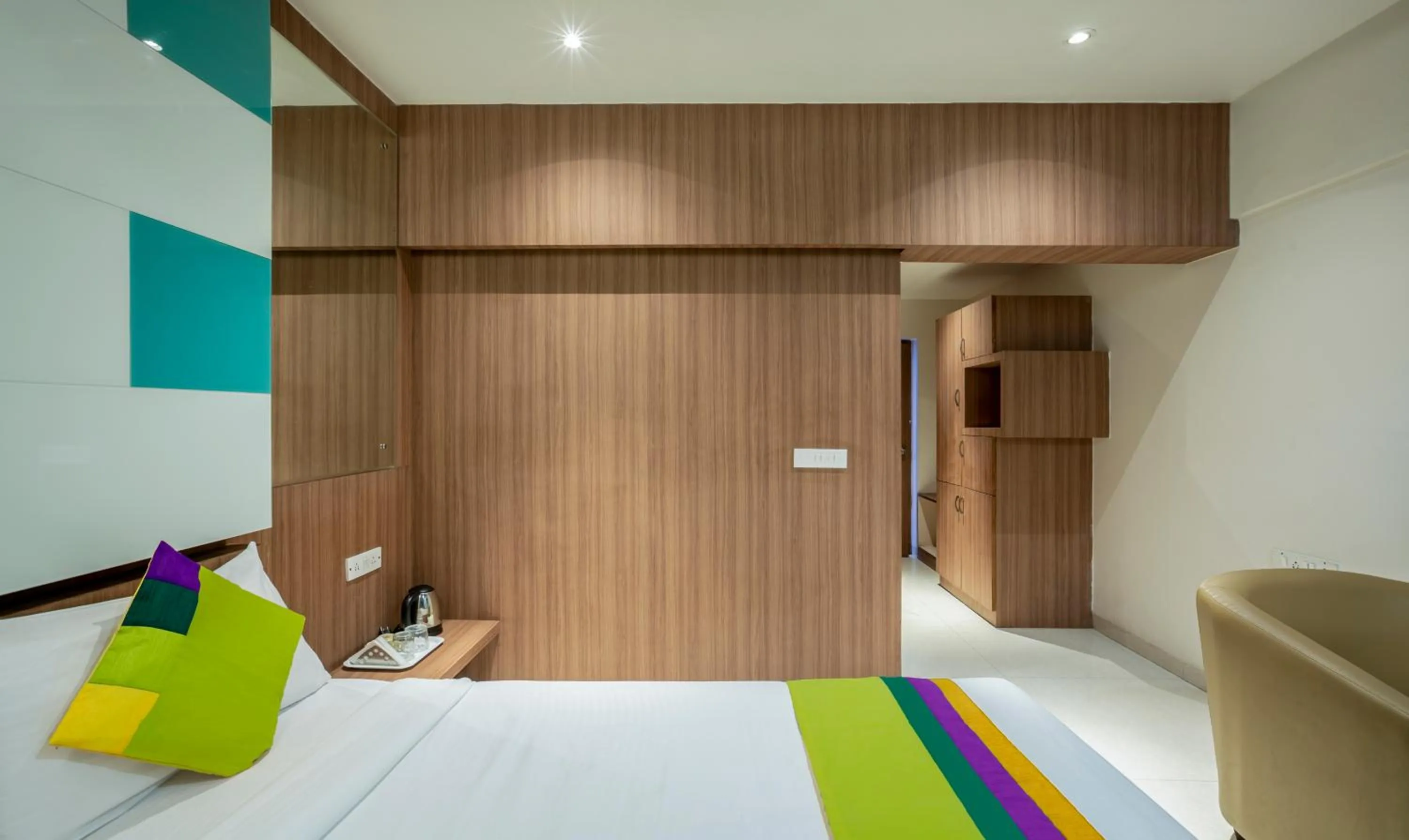Bedroom, Bed in Itsy Hotels Hiland Suites