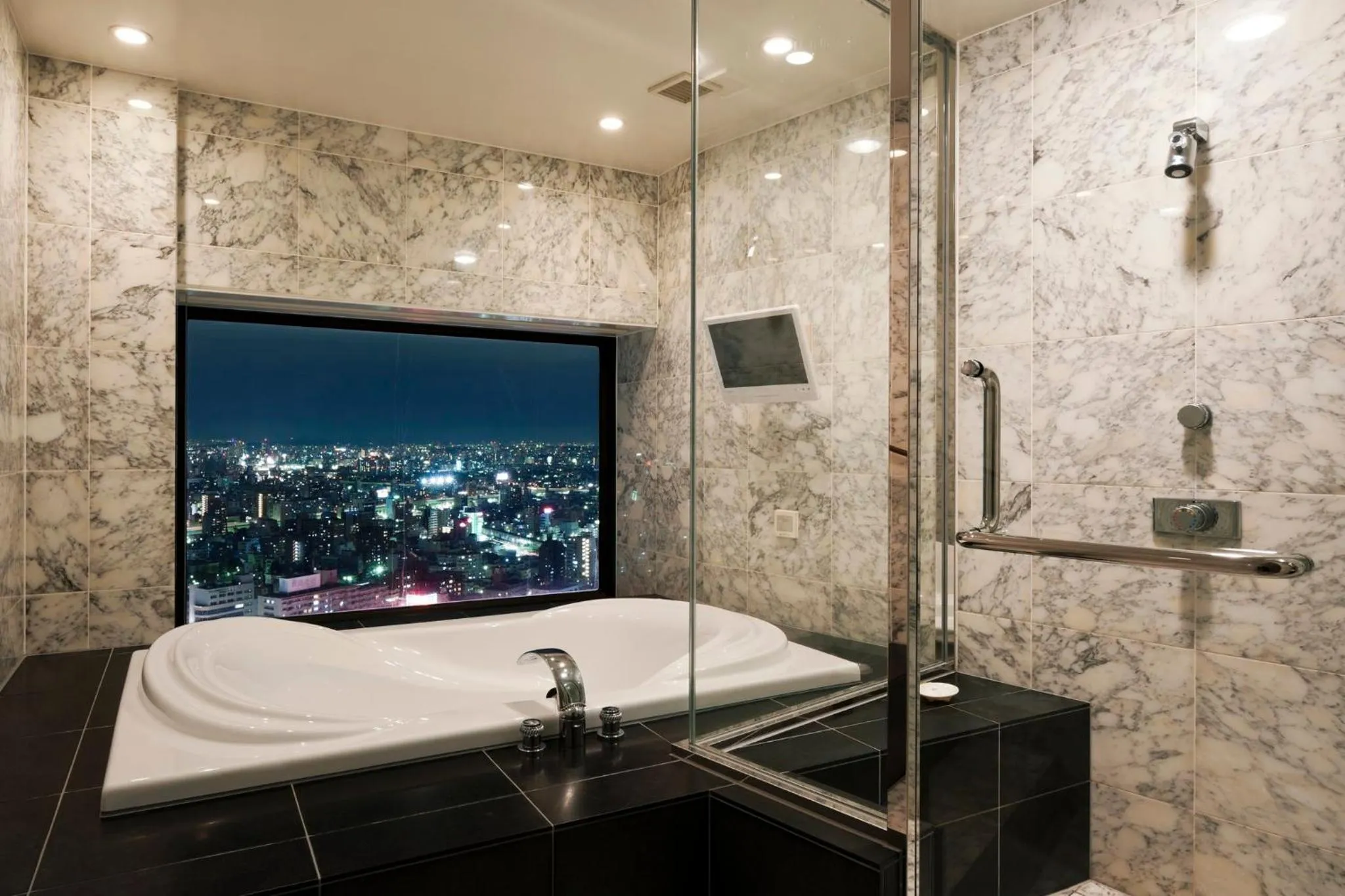 Photo of the whole room in ANA Crowne Plaza Hotel Grand Court Nagoya by IHG