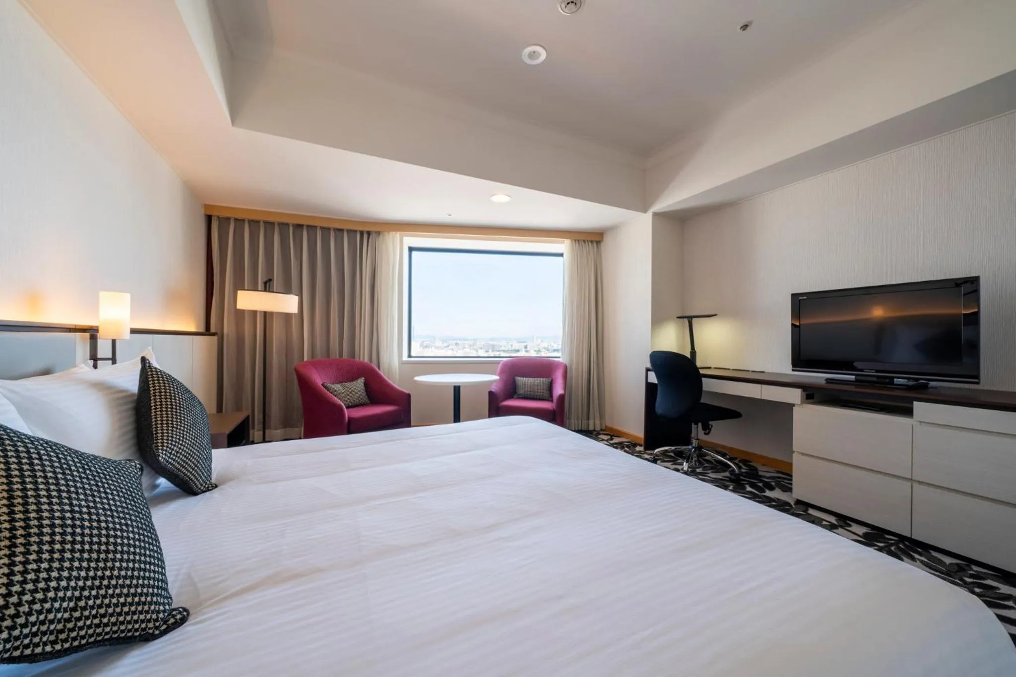 Photo of the whole room, Bed in ANA Crowne Plaza Hotel Grand Court Nagoya by IHG