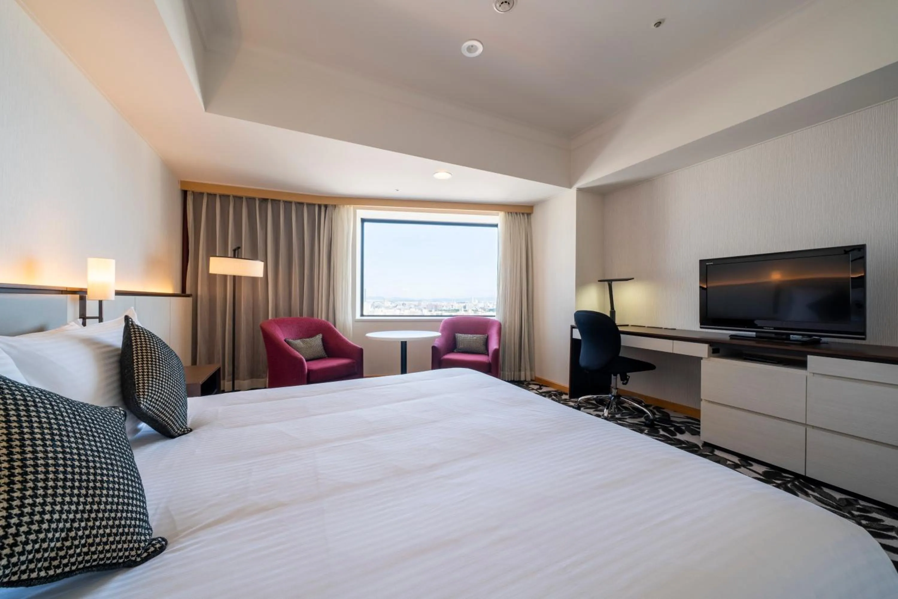 Photo of the whole room, Bed in ANA Crowne Plaza Hotel Grand Court Nagoya by IHG