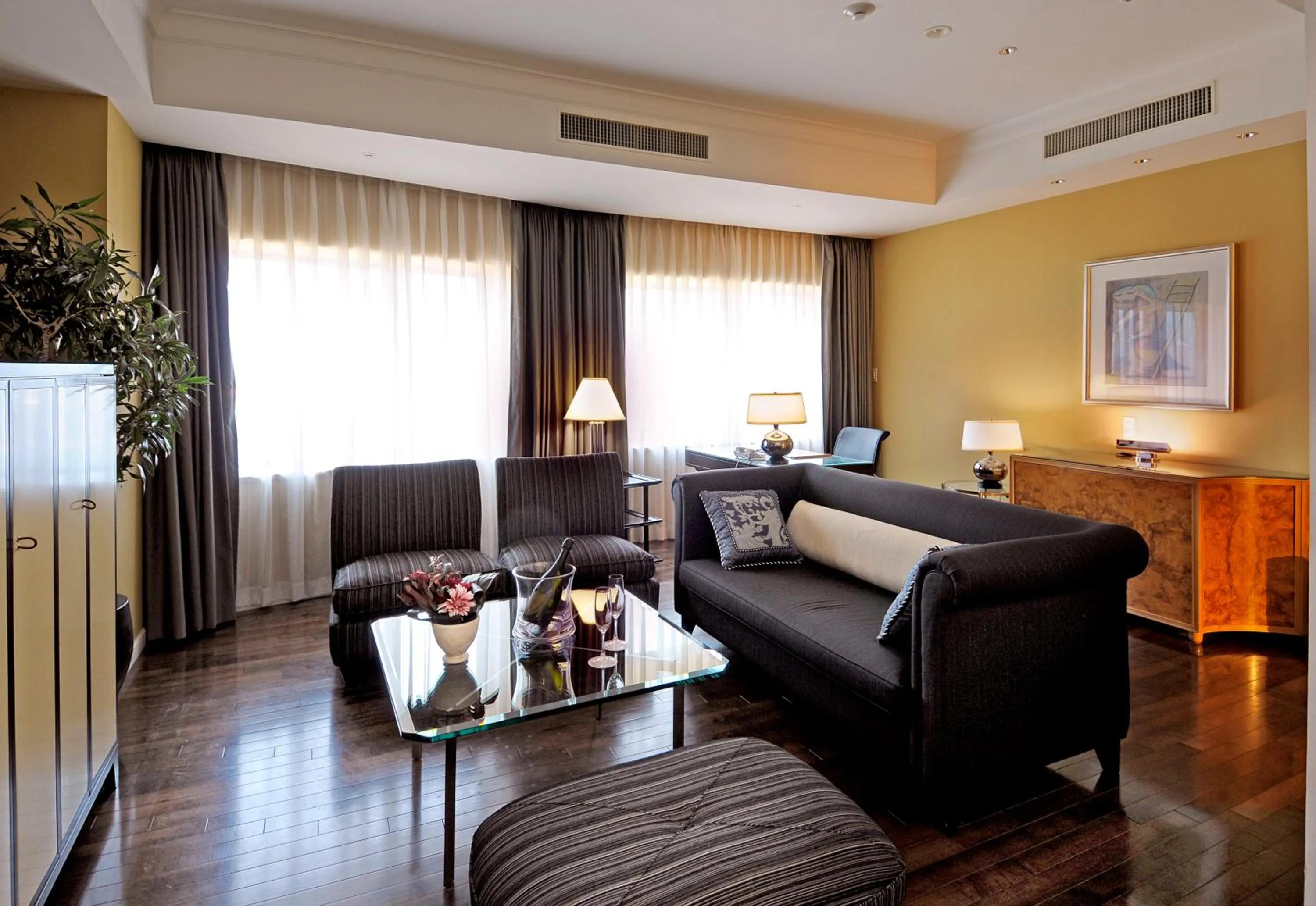 Photo of the whole room in ANA Crowne Plaza Hotel Grand Court Nagoya by IHG