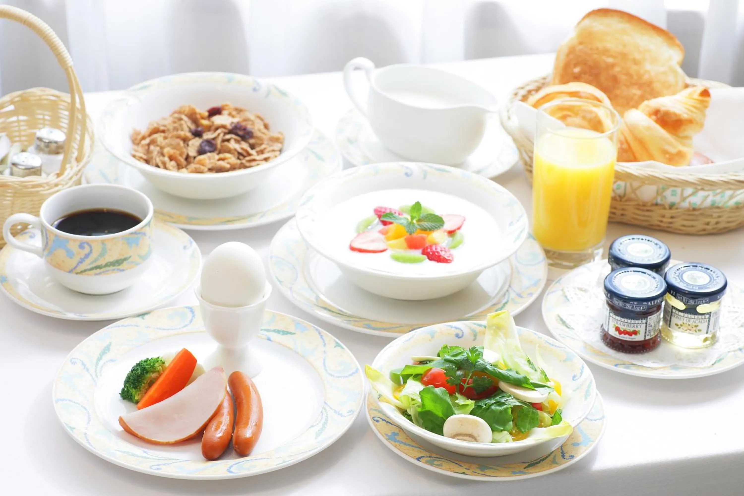 Photo of the whole room in ANA Crowne Plaza Hotel Grand Court Nagoya by IHG