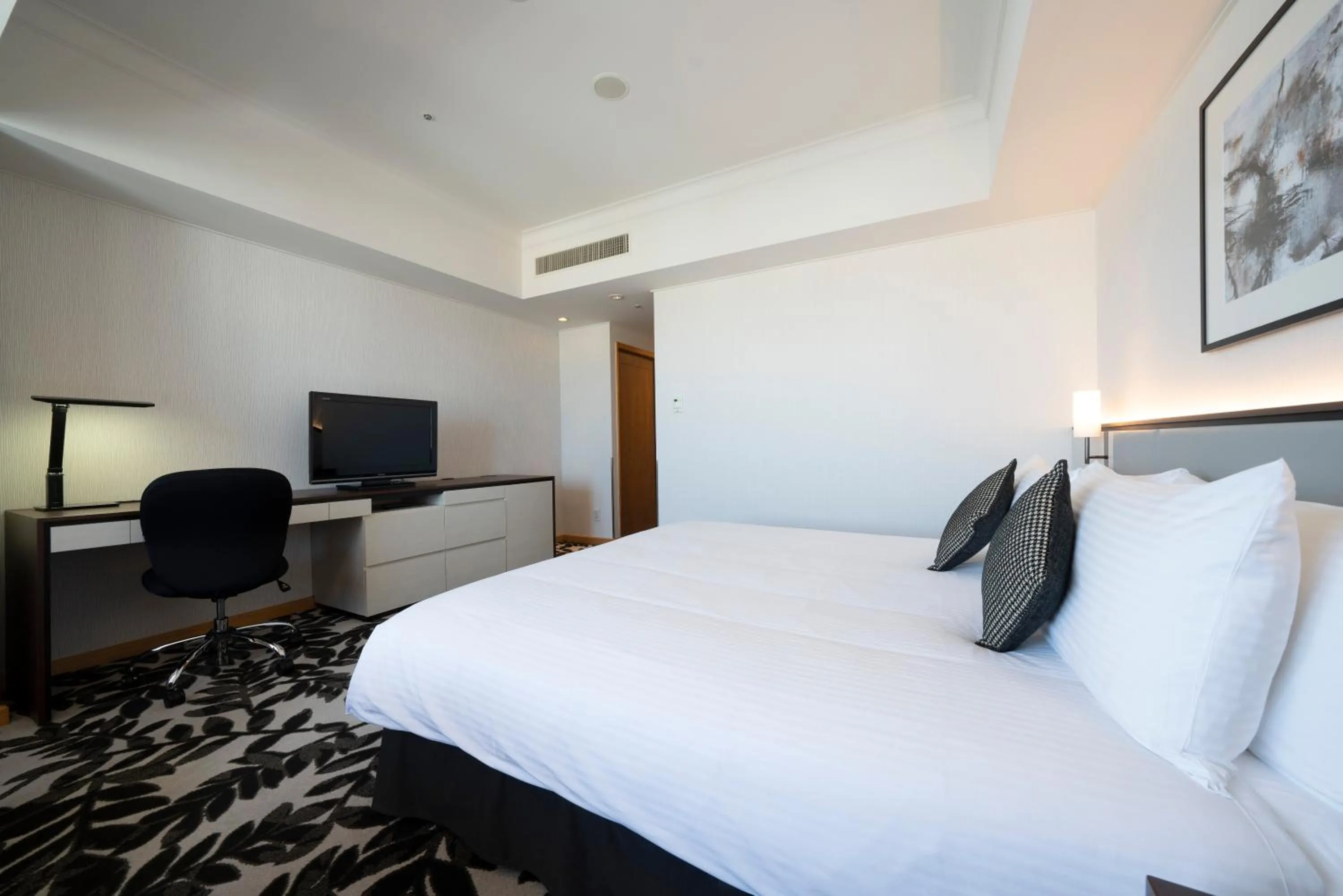 Photo of the whole room, Bed in ANA Crowne Plaza Hotel Grand Court Nagoya by IHG