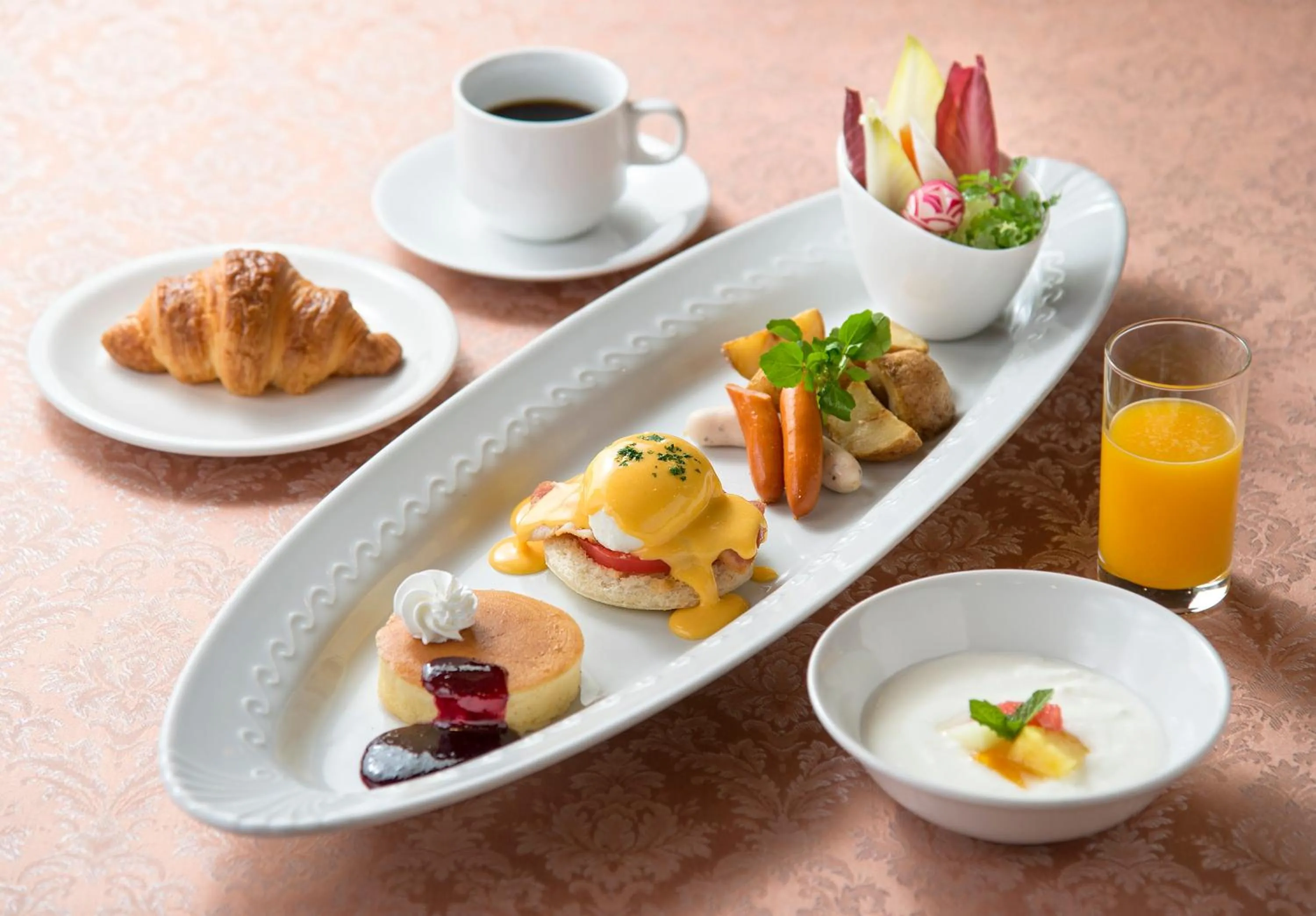 Photo of the whole room in ANA Crowne Plaza Hotel Grand Court Nagoya by IHG