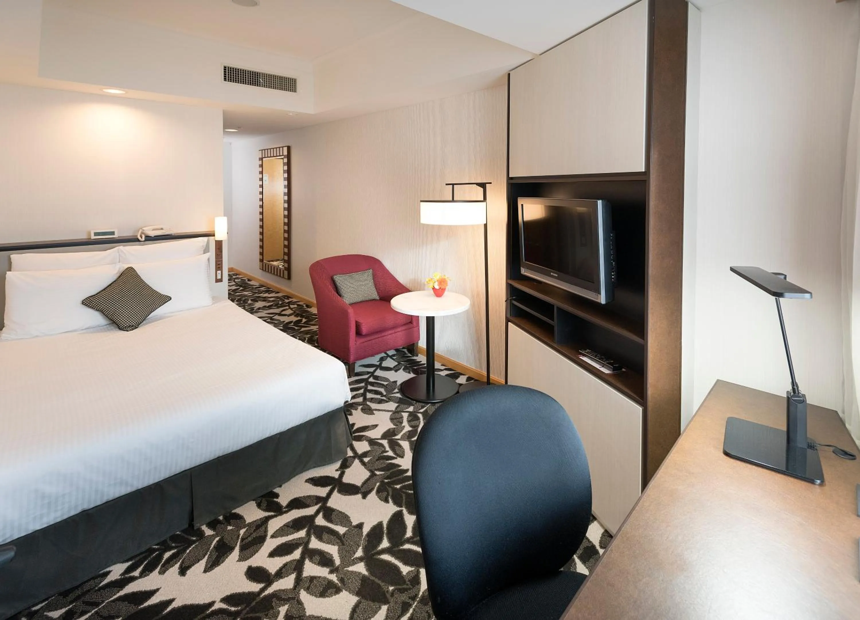 Photo of the whole room, Bed in ANA Crowne Plaza Hotel Grand Court Nagoya by IHG