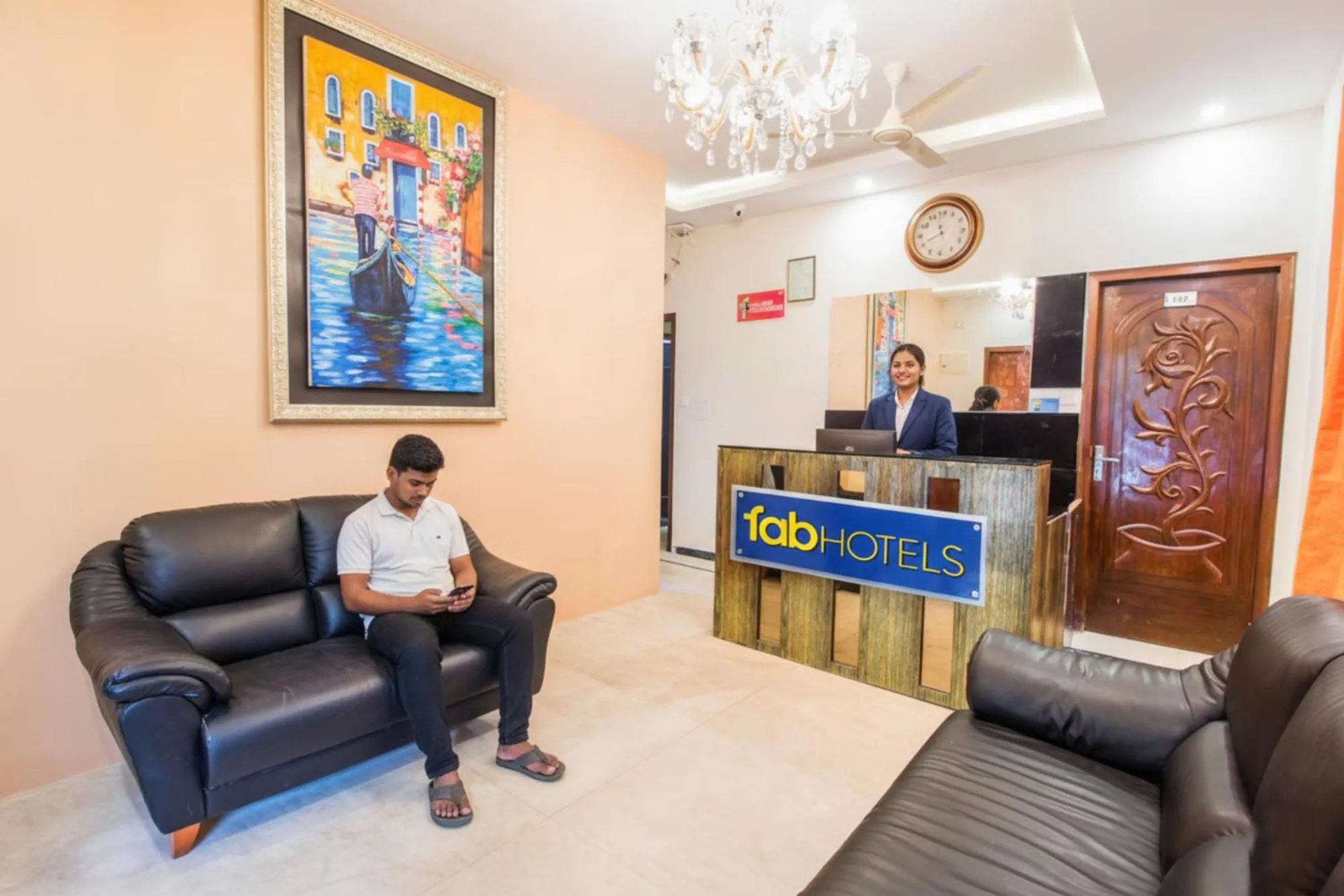 Lobby or reception in FabHotel Crown Suites - Nr Sony Signals