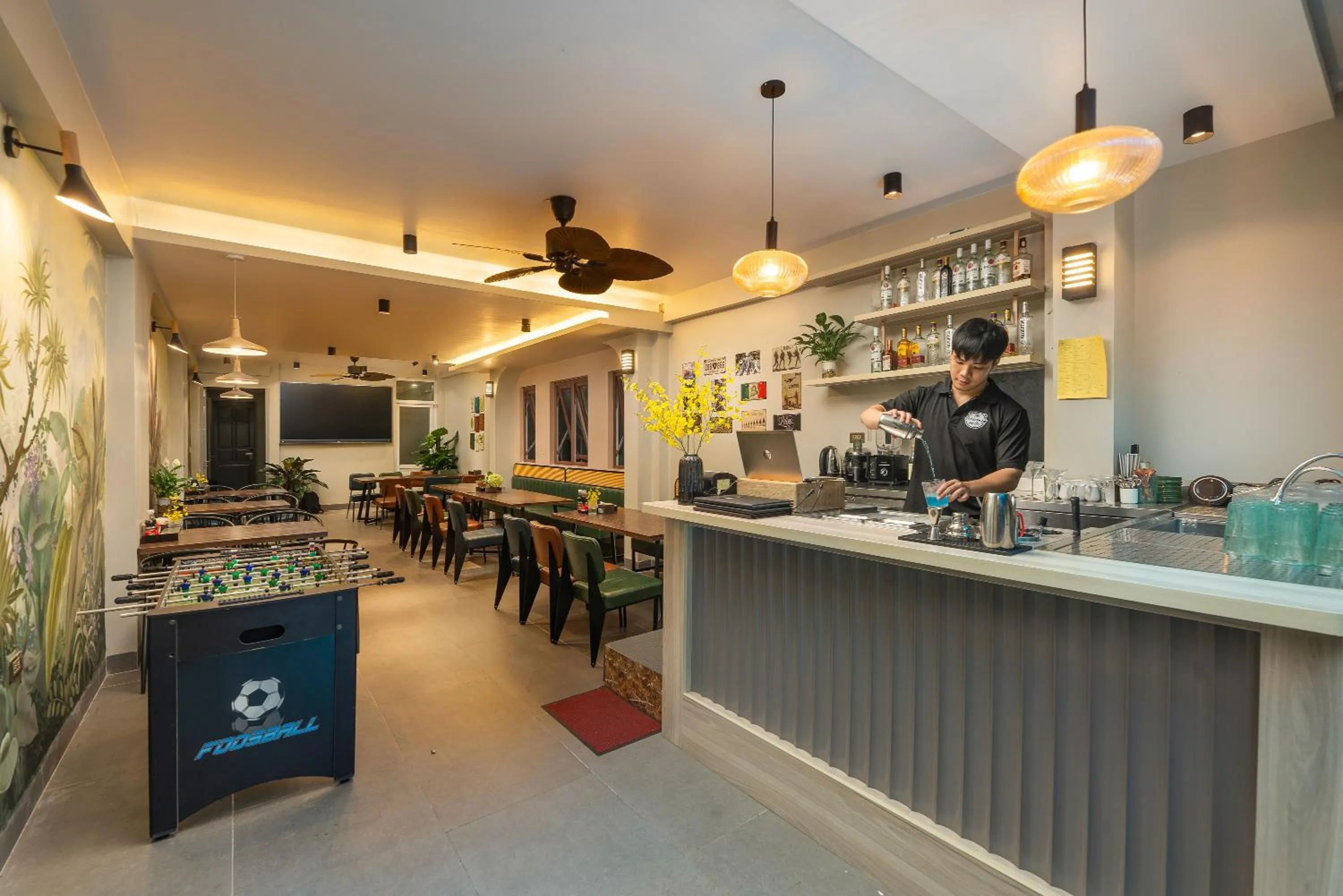 Lounge or bar in The Oversleep Catba Hostel & Pool Bar