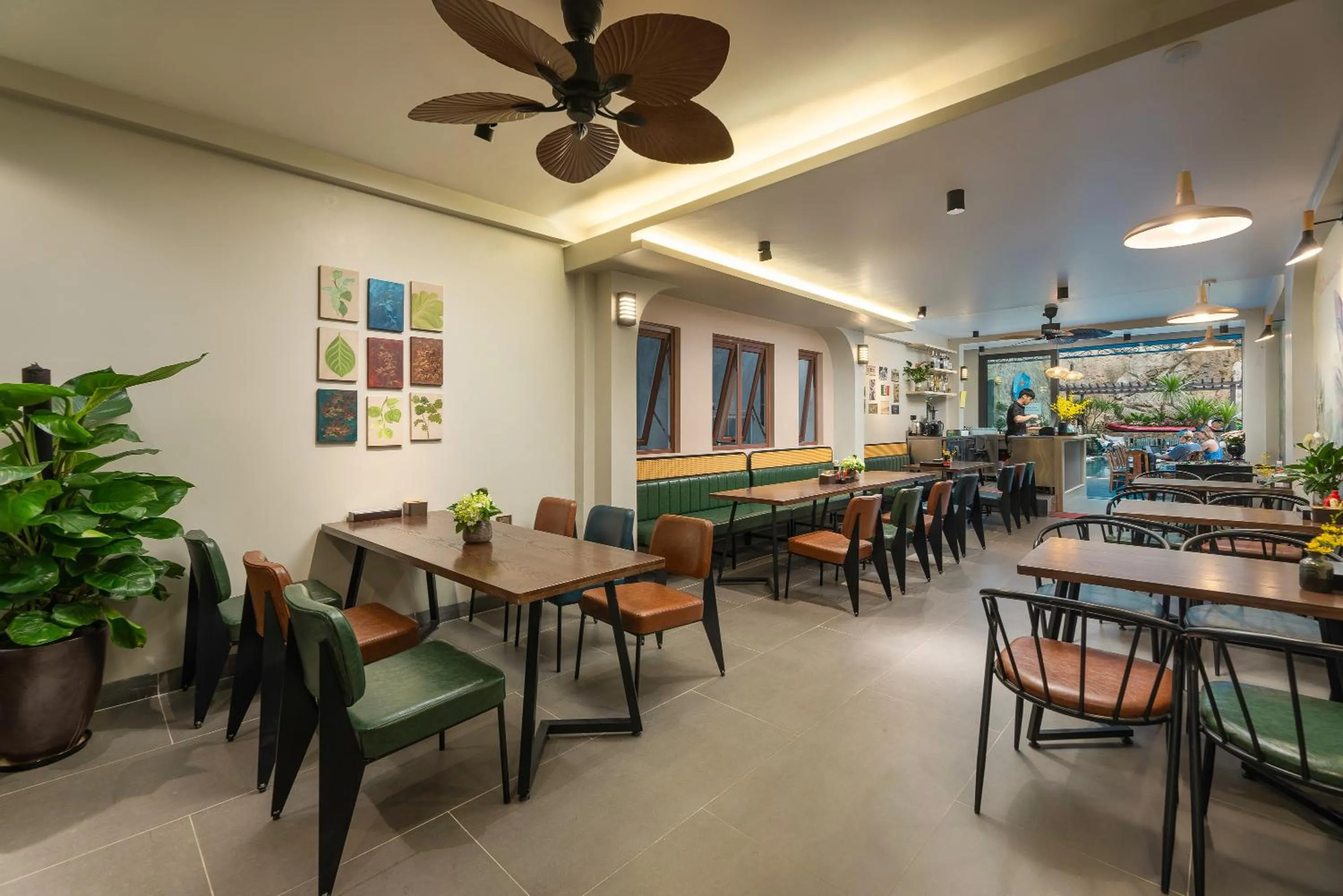 Restaurant/places to eat in The Oversleep Catba Hostel & Pool Bar