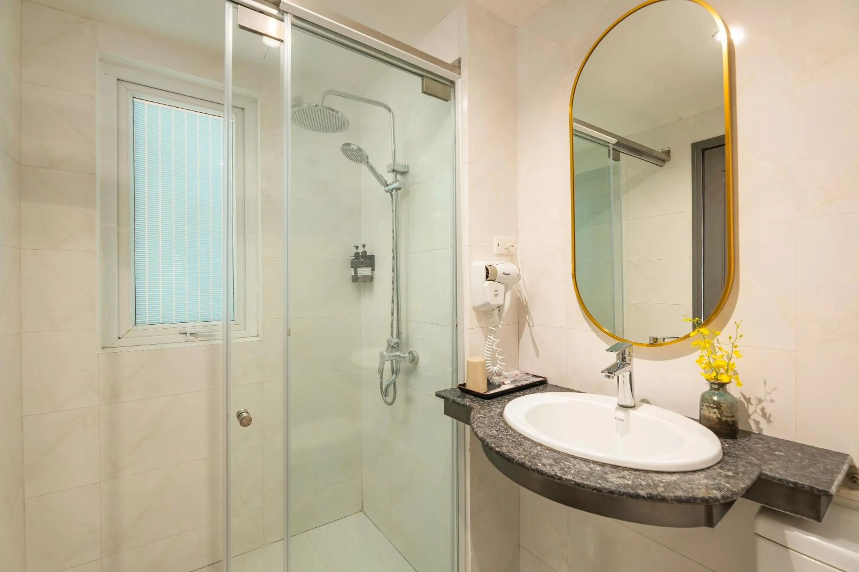 Public Bath in The Oversleep Catba Hostel & Pool Bar