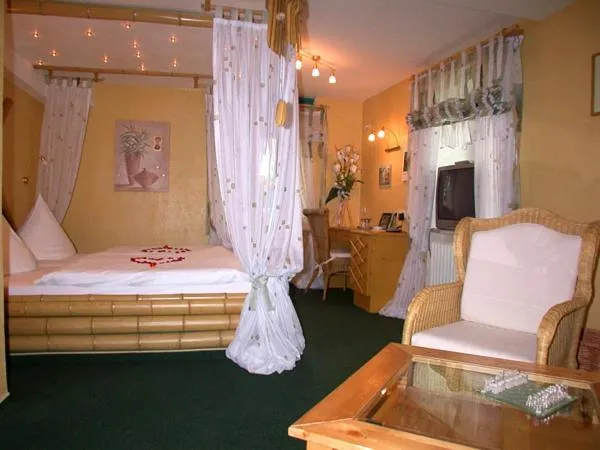 Photo of the whole room, Bed in Hotel "Untere Mühle"