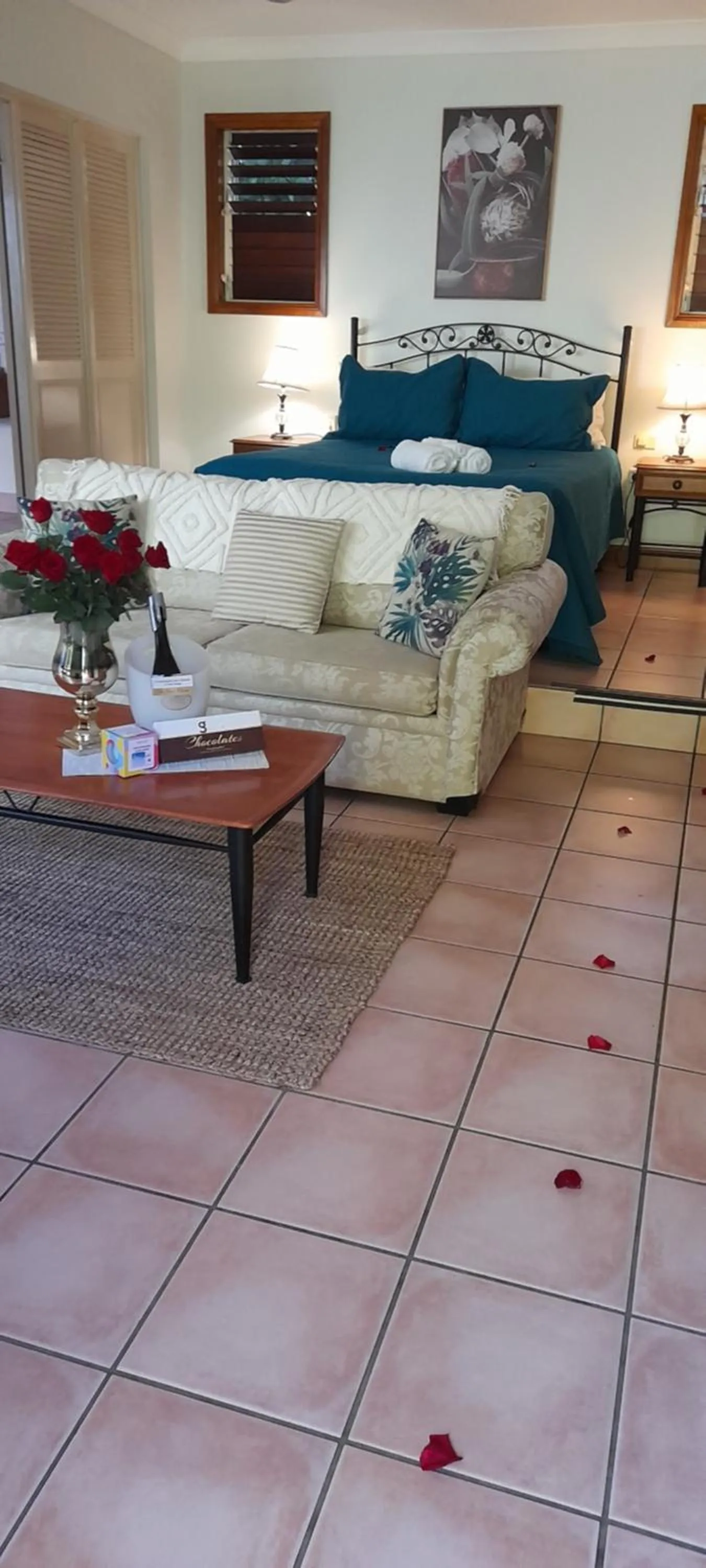 Photo of the whole room, Bed in Eden House Retreat