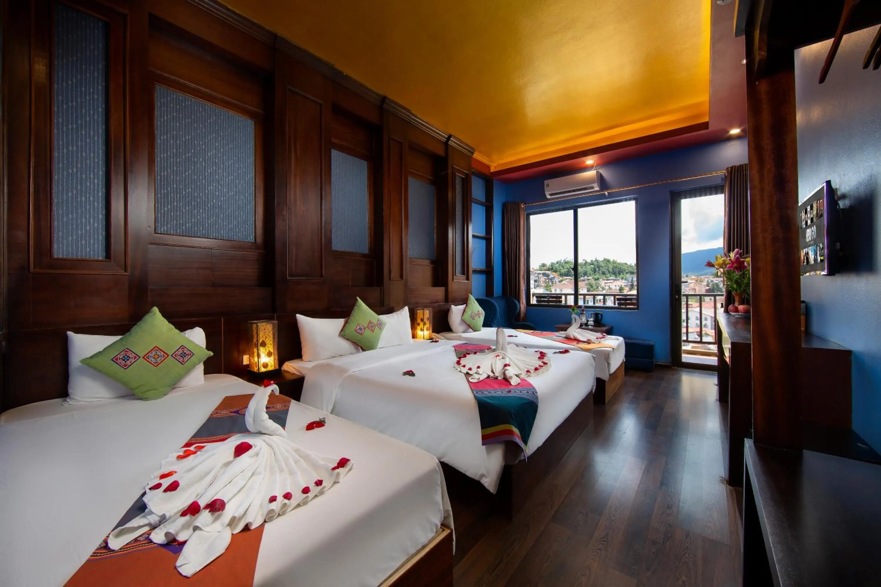 Photo of the whole room in Saparis Hotel