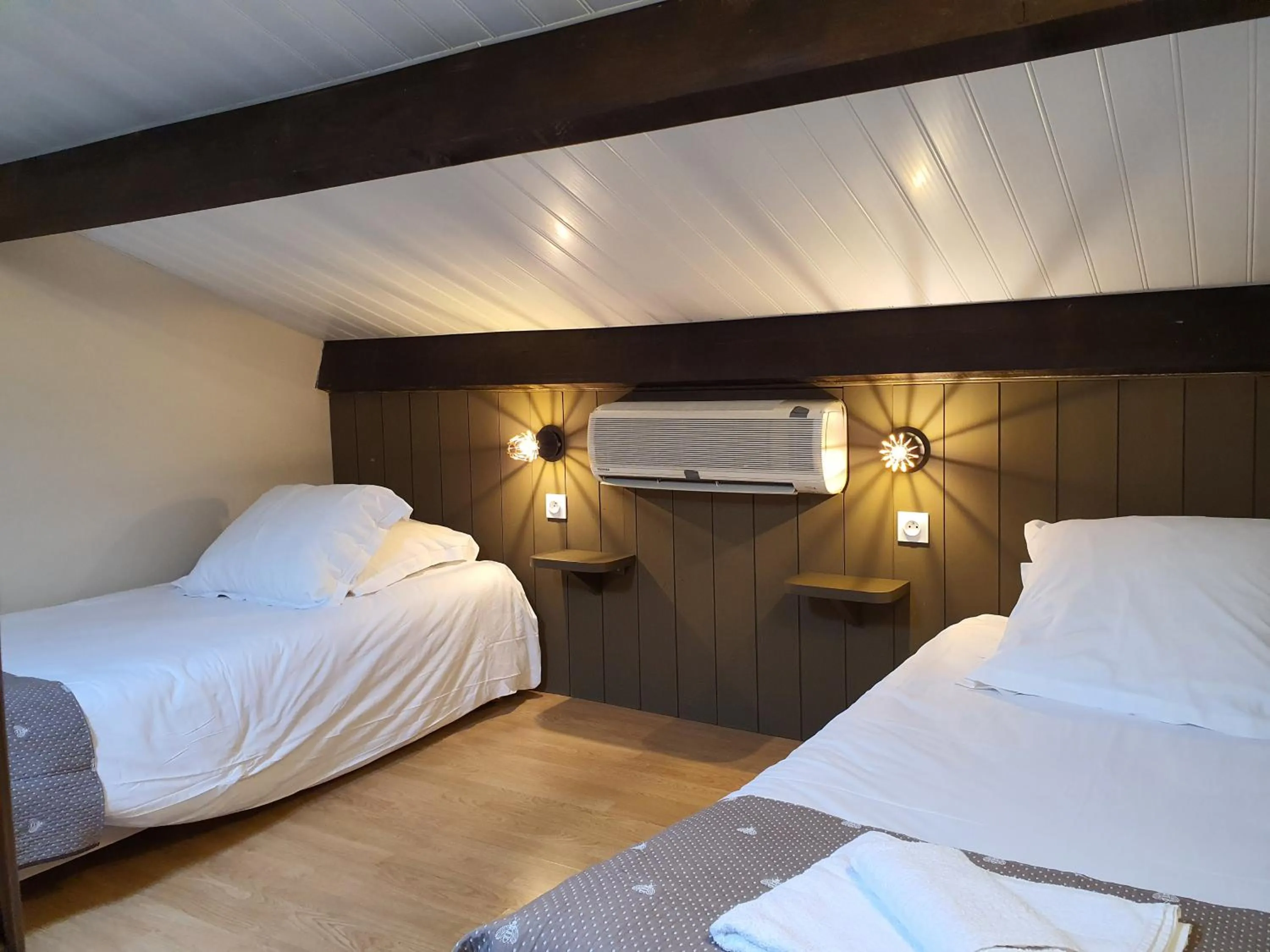 Bed in Logis Hôtel Restaurant L'Escarbille