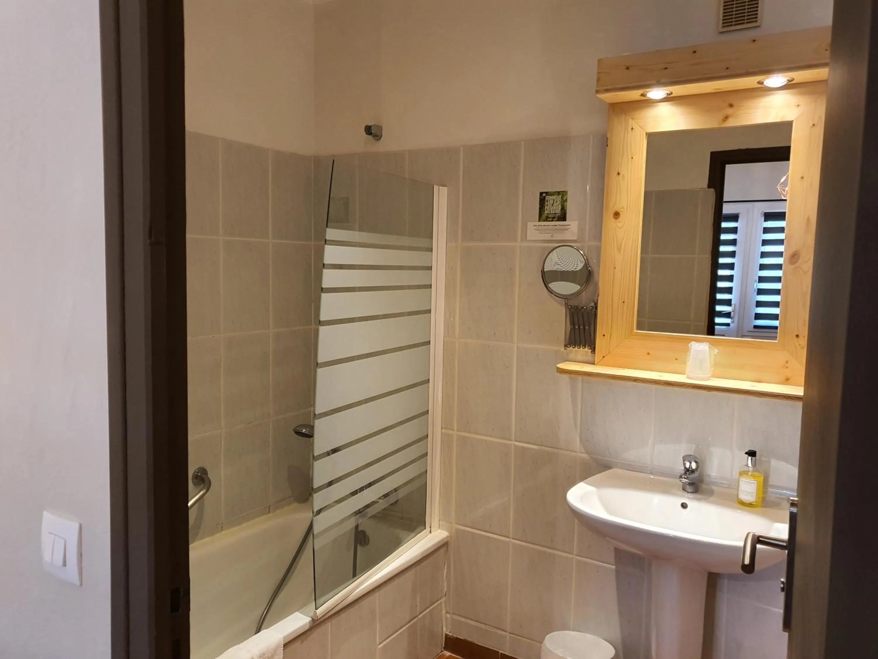 Bathroom in Logis Hôtel Restaurant L'Escarbille