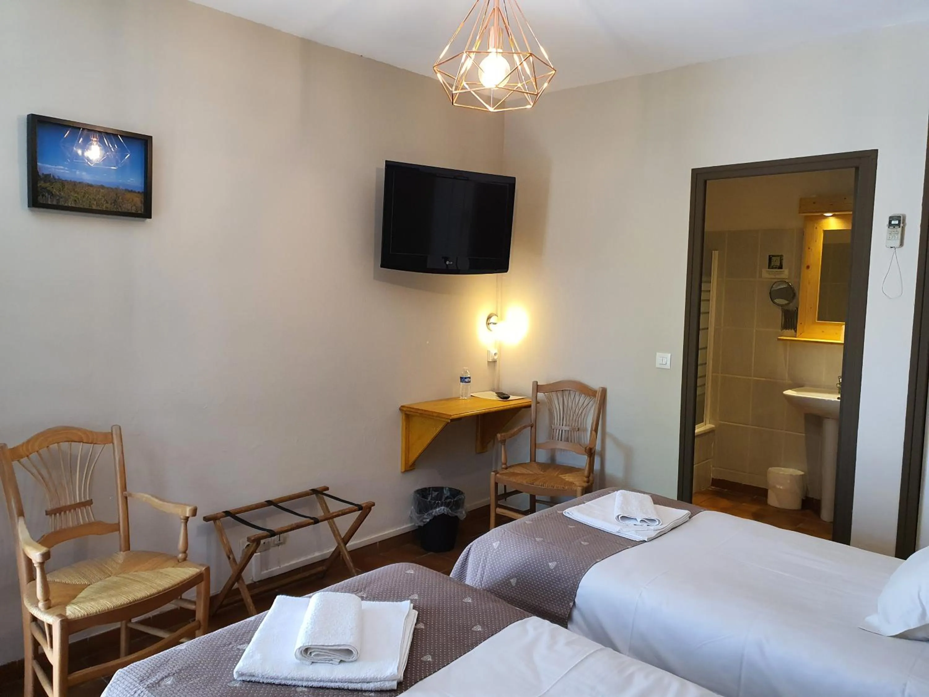 TV and multimedia, Bed in Logis Hôtel Restaurant L'Escarbille