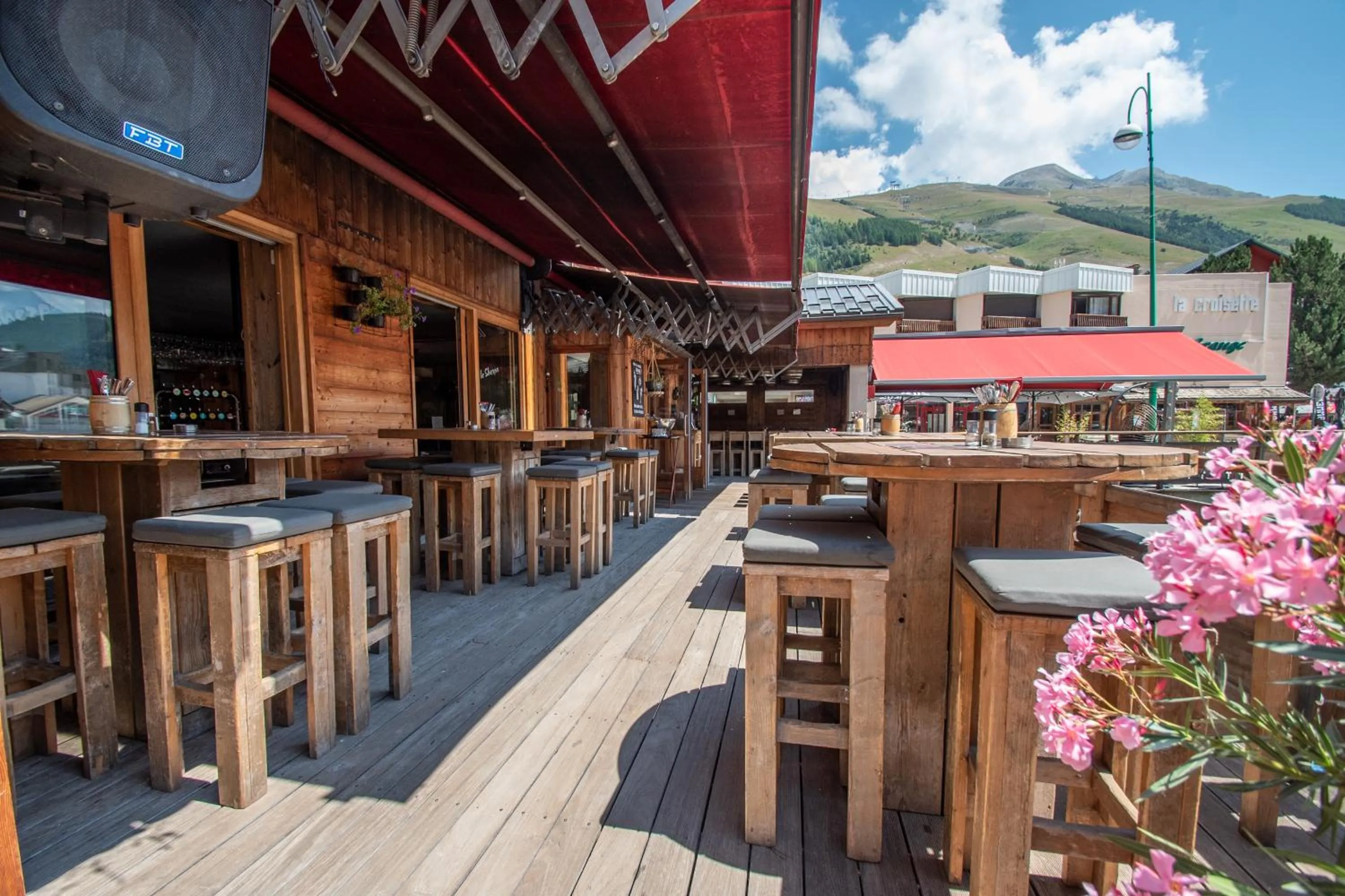 Patio in Hotel le Sherpa