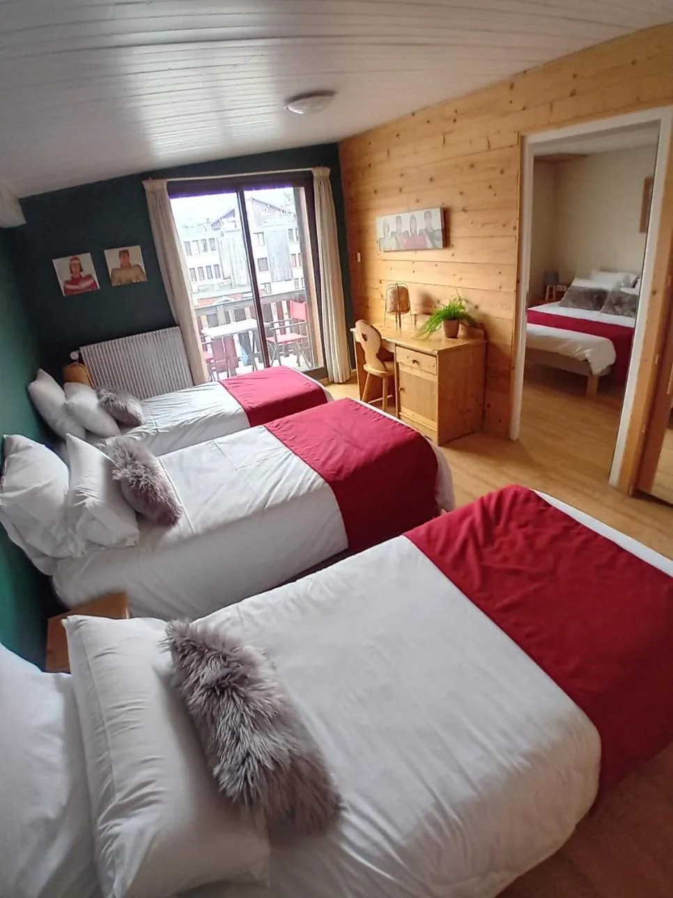 Communal lounge/ TV room, Bed in Hotel le Sherpa