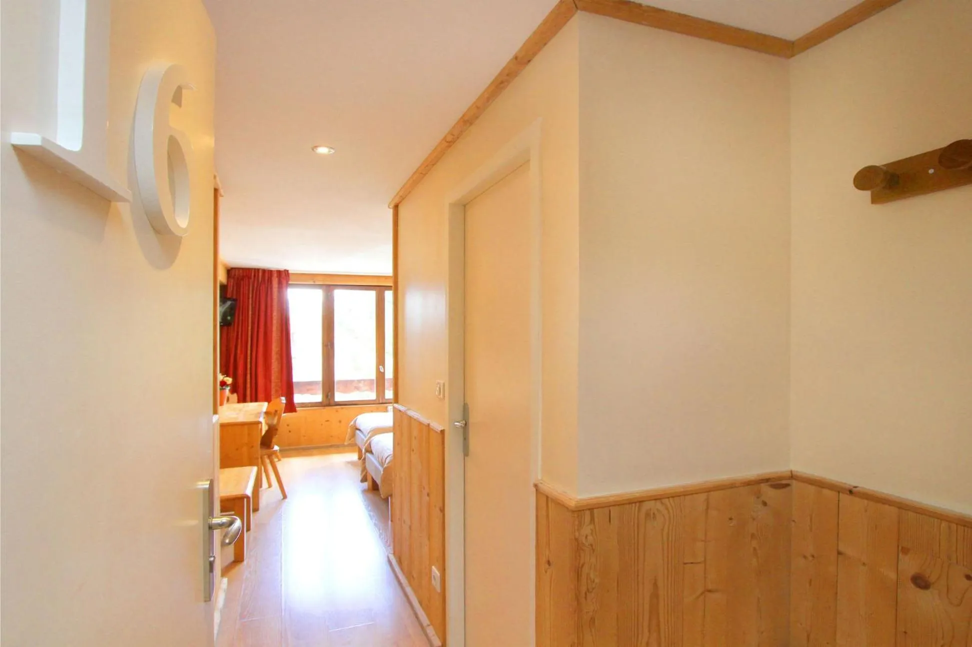 Photo of the whole room in Hotel le Sherpa