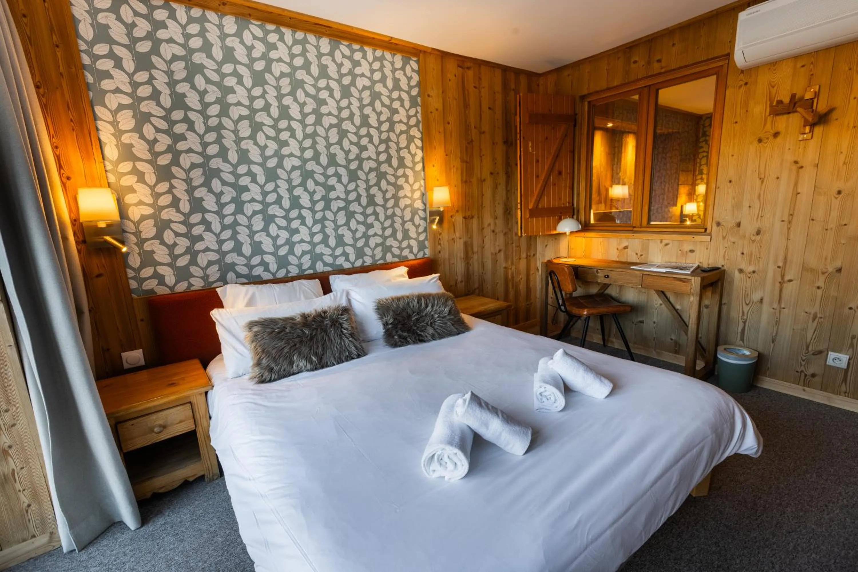 Bedroom, Bed in Hotel le Sherpa