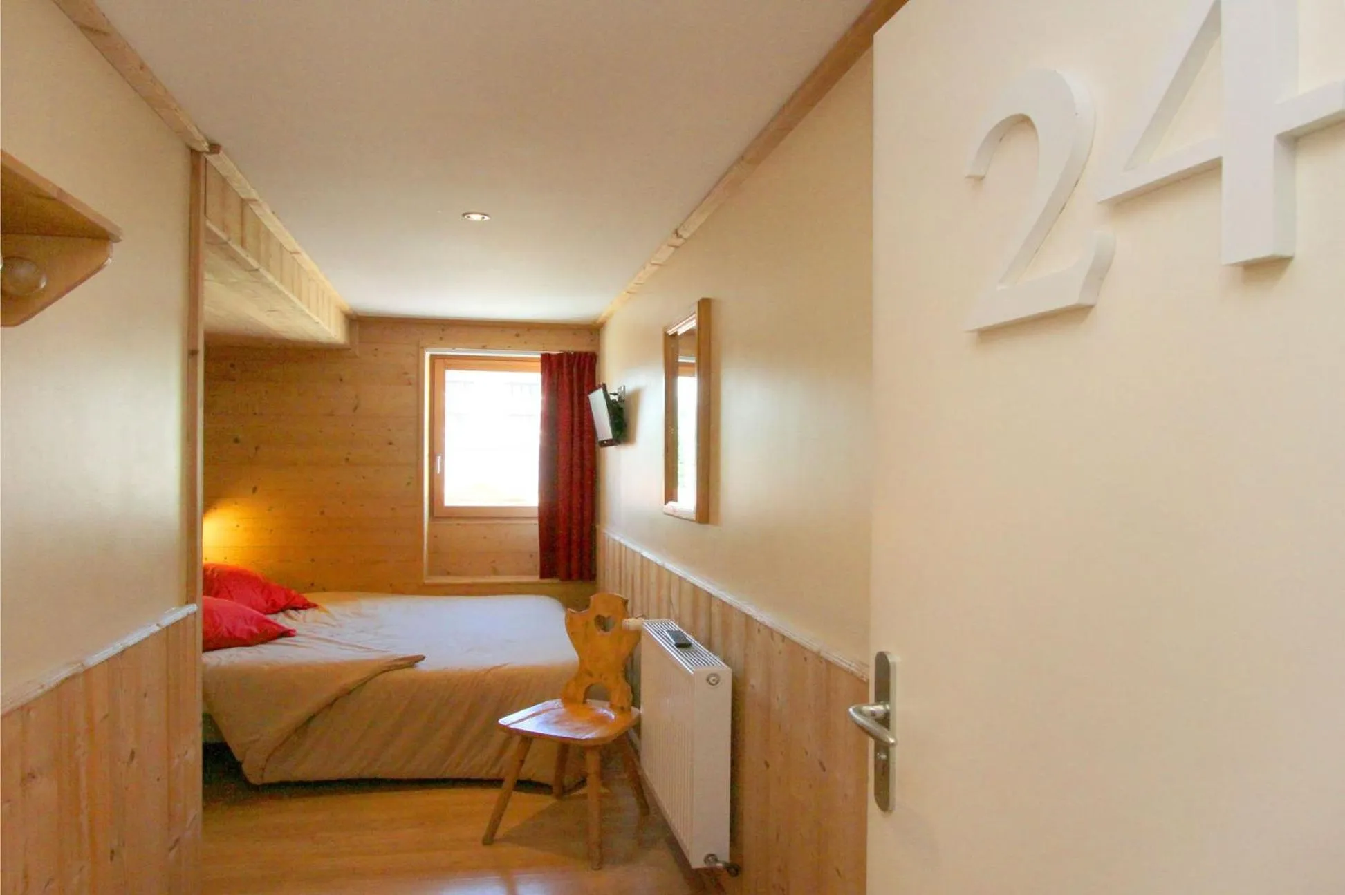 Photo of the whole room, Bed in Hotel le Sherpa