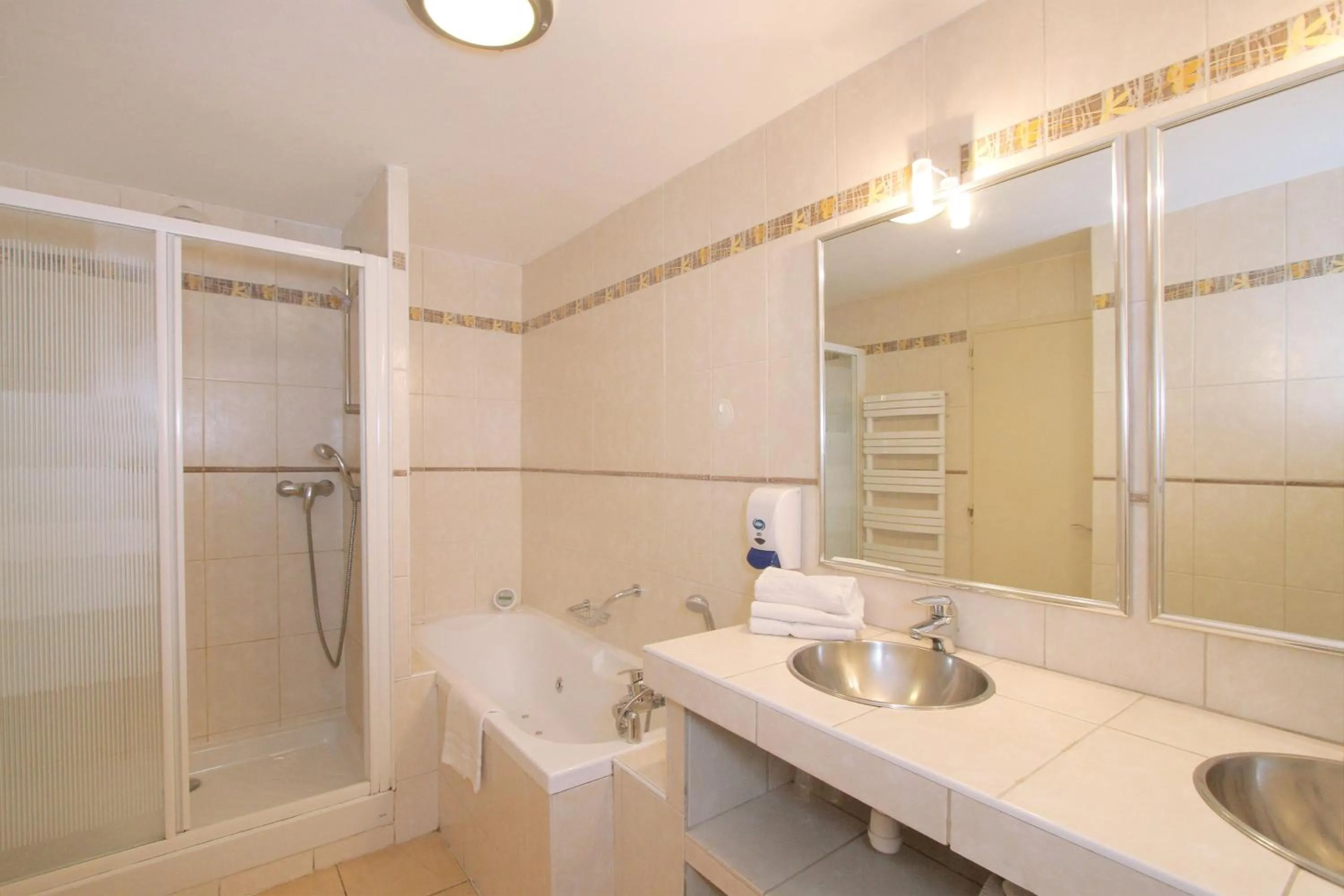 Photo of the whole room in Hotel le Sherpa