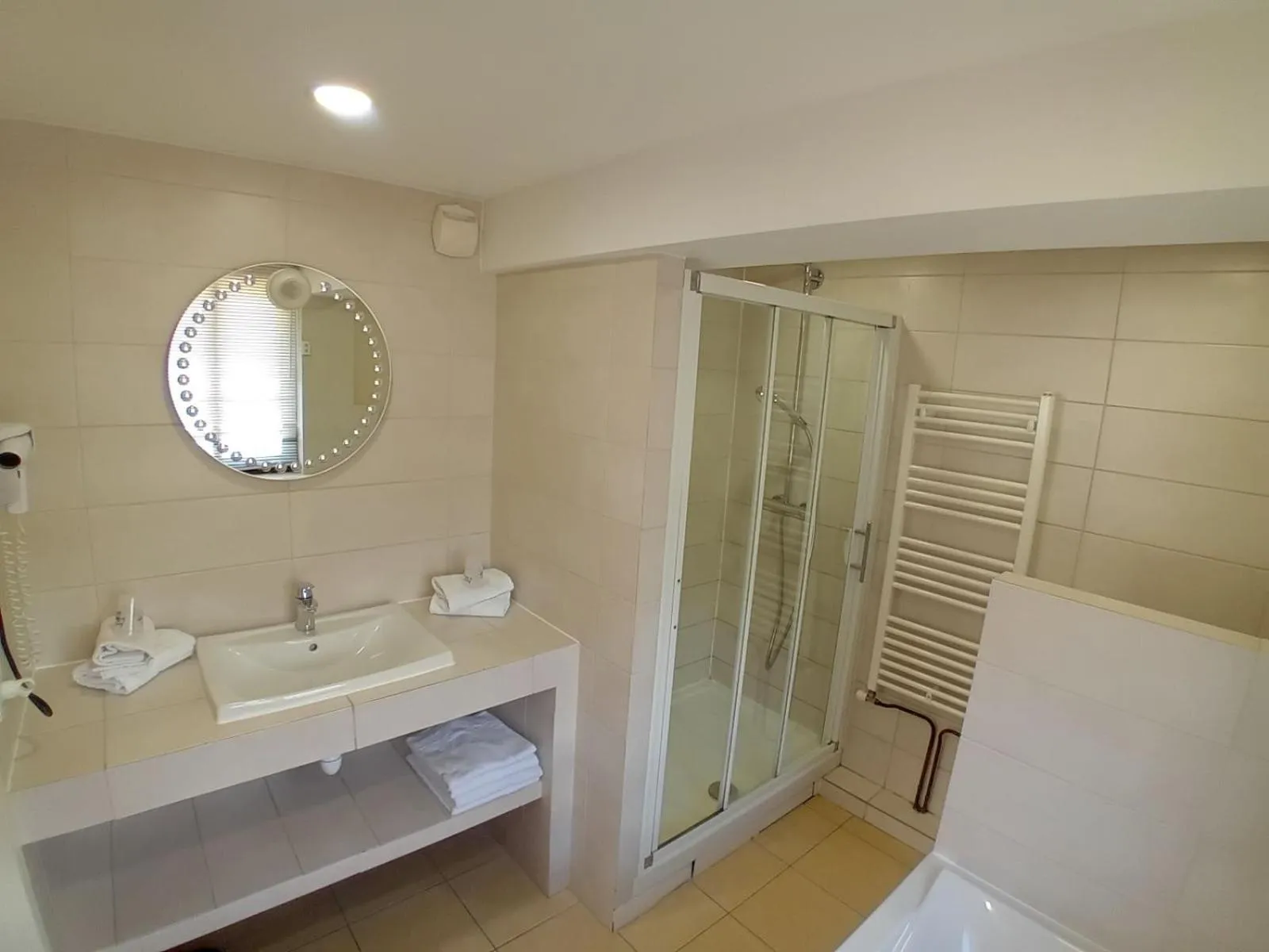 Shower in Hotel le Sherpa