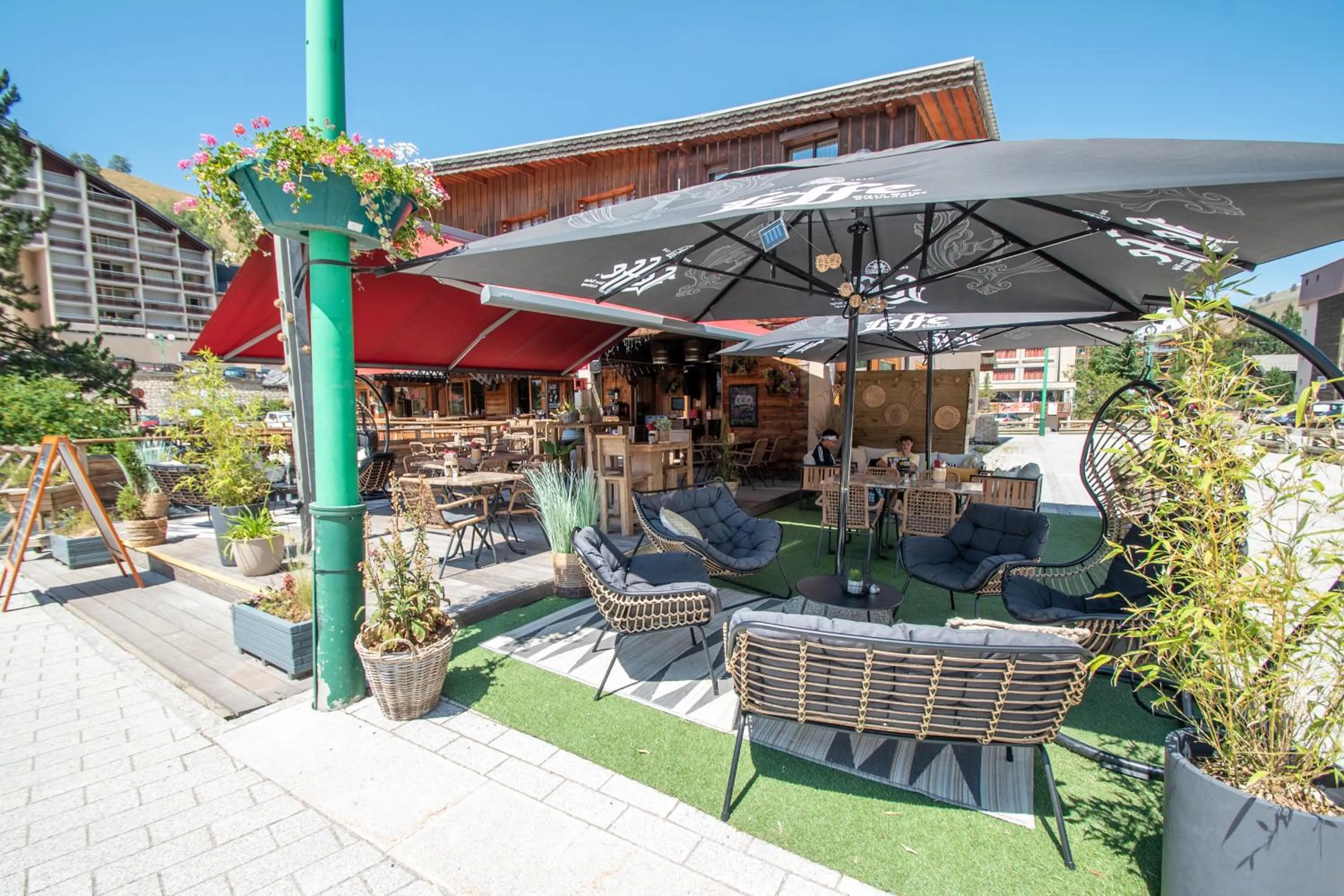 Patio in Hotel le Sherpa