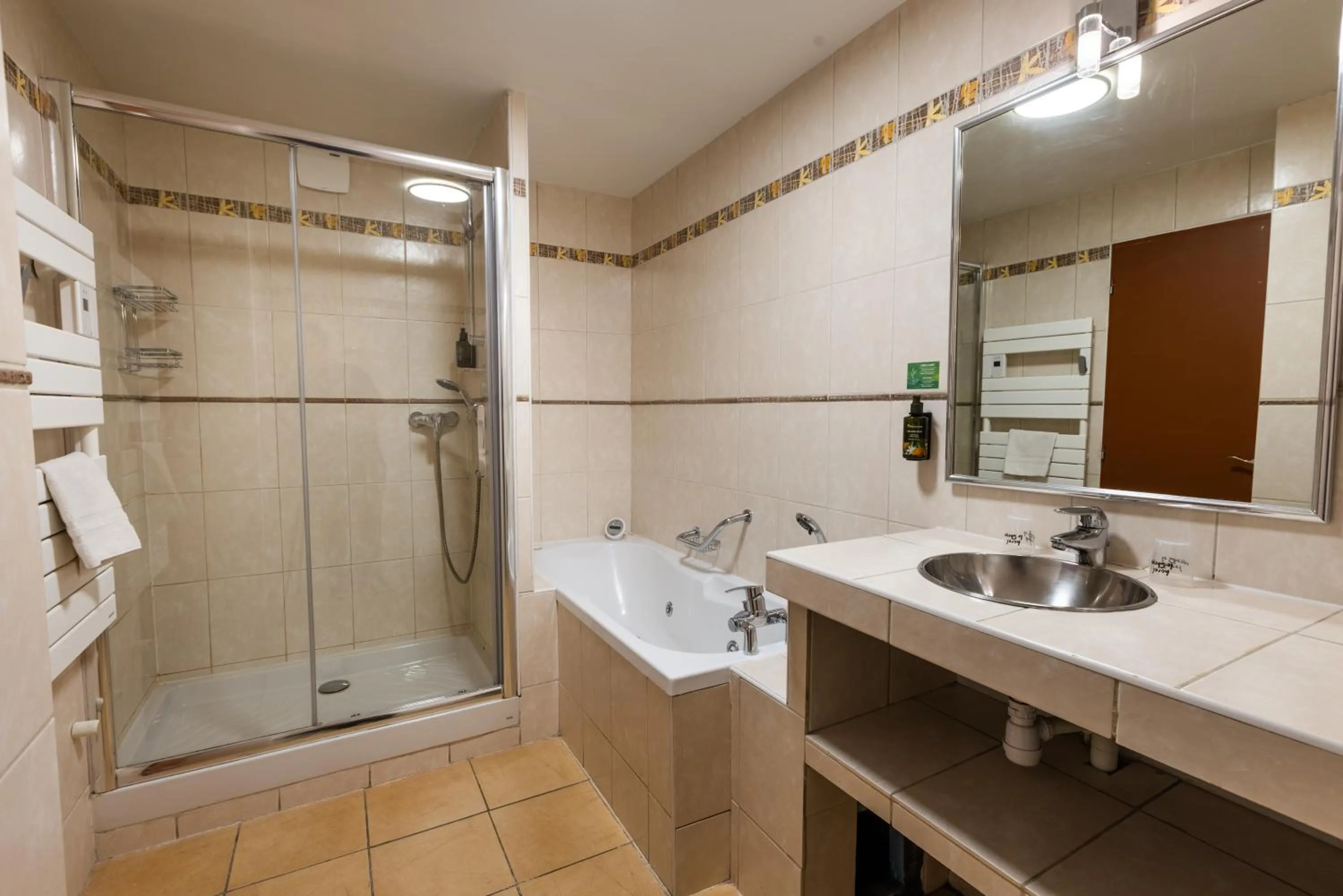 Bathroom in Hotel le Sherpa