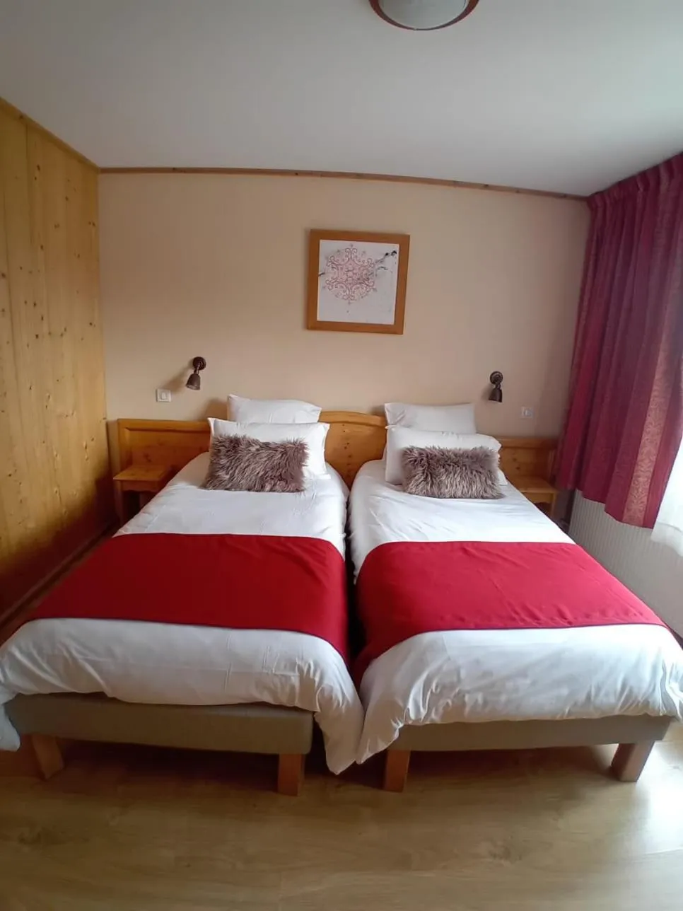 Photo of the whole room, Bed in Hotel le Sherpa