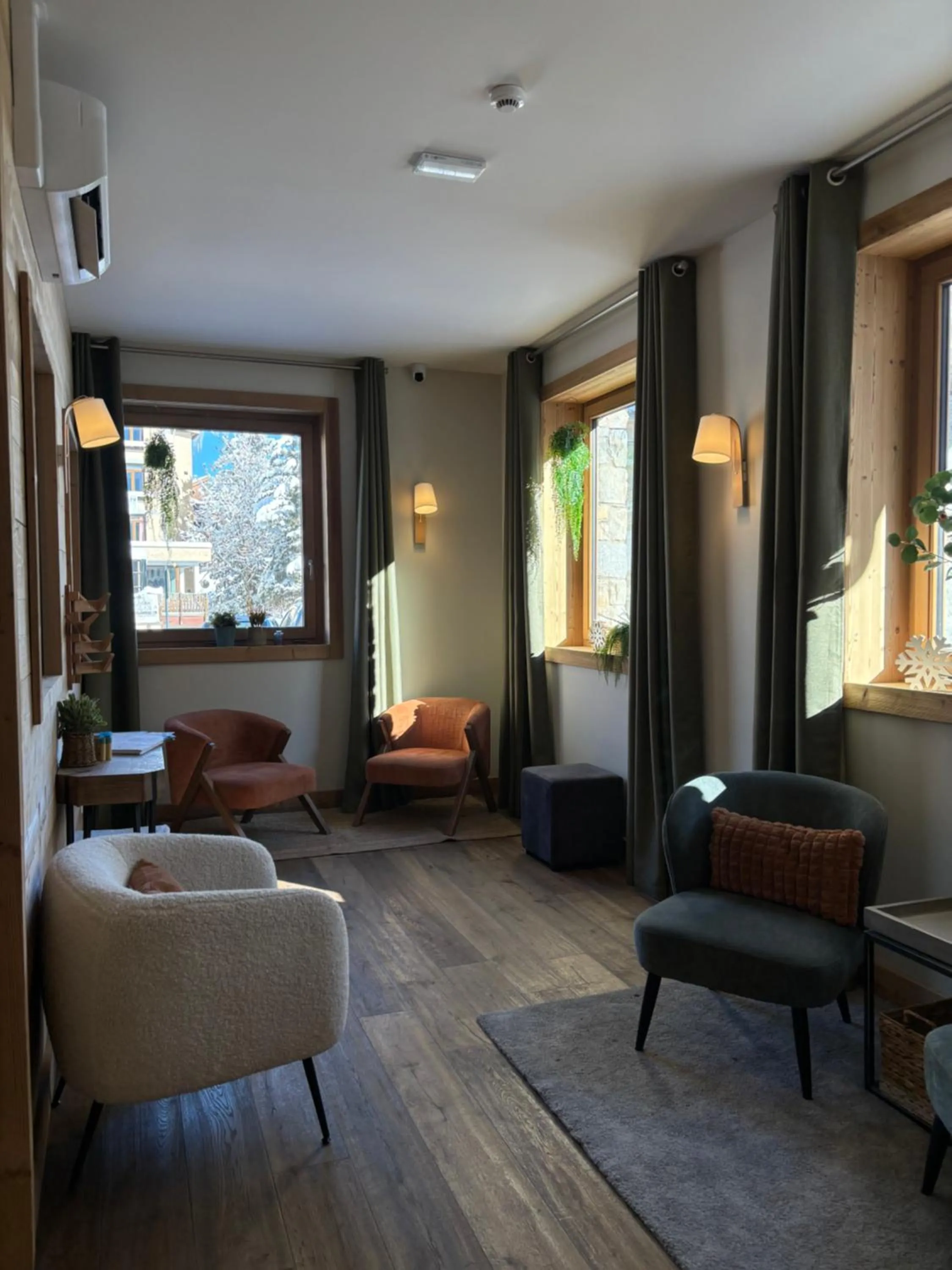 Communal lounge/ TV room in Hotel le Sherpa