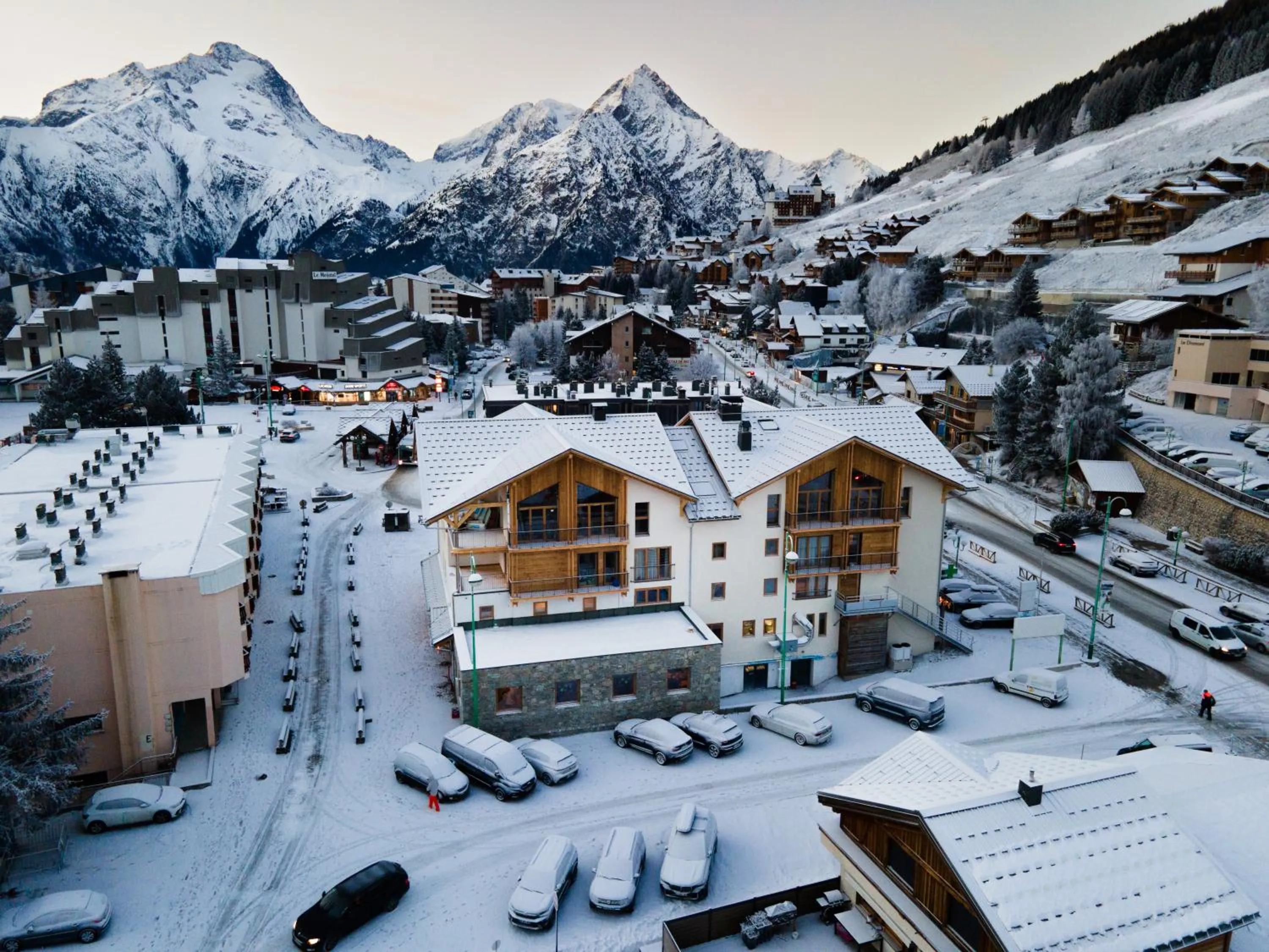 Facade/entrance in Hotel le Sherpa